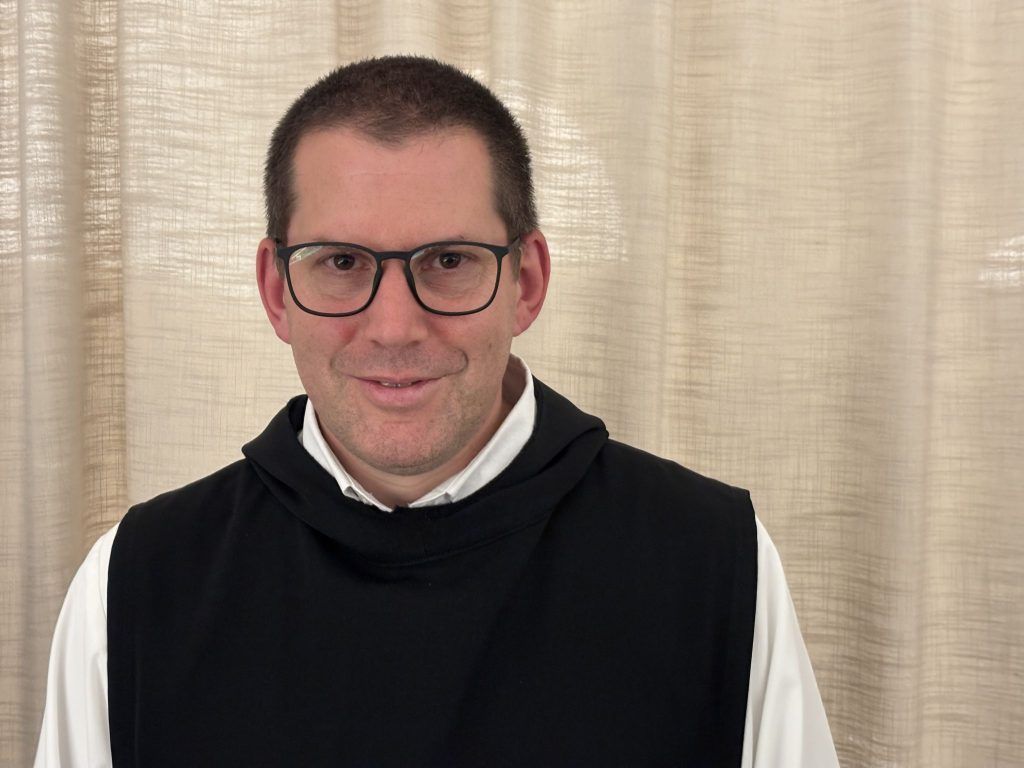 „Auch wir sind nur normale Menschen“ – Warum eine Nonne und ein Mönch ins Kloster gingen