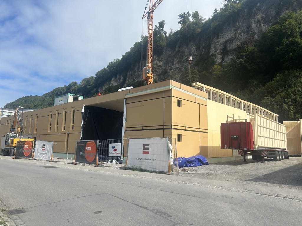 Neubau des ASZ Gisingen nimmt Form an – Holzbaukonstruktion wird errichtet
