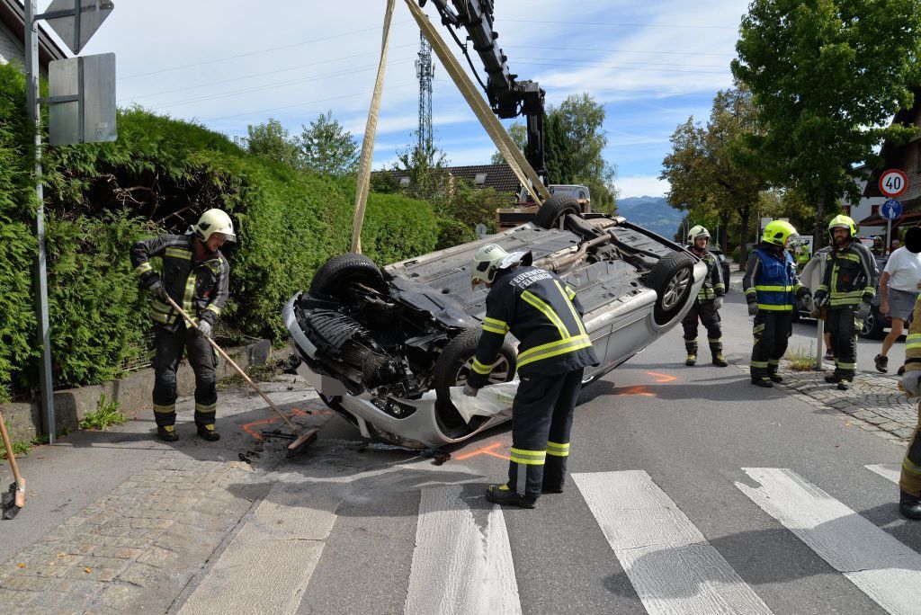 Auto landete nach Überschlag auf dem Dach