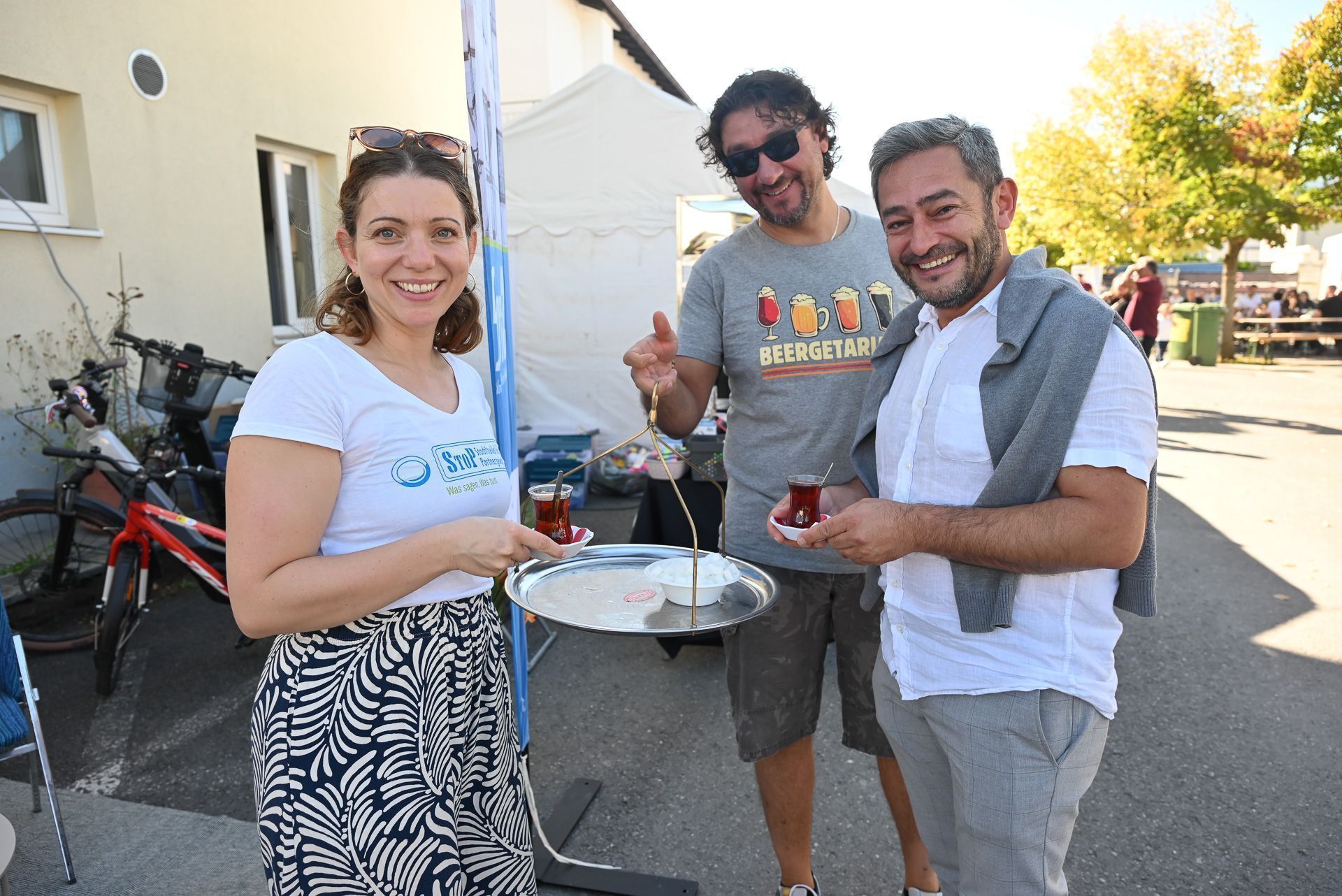 Tamara Gollaun (StoP) genoss mit Halil Ilgec (rechts) einen türkischen Tee.