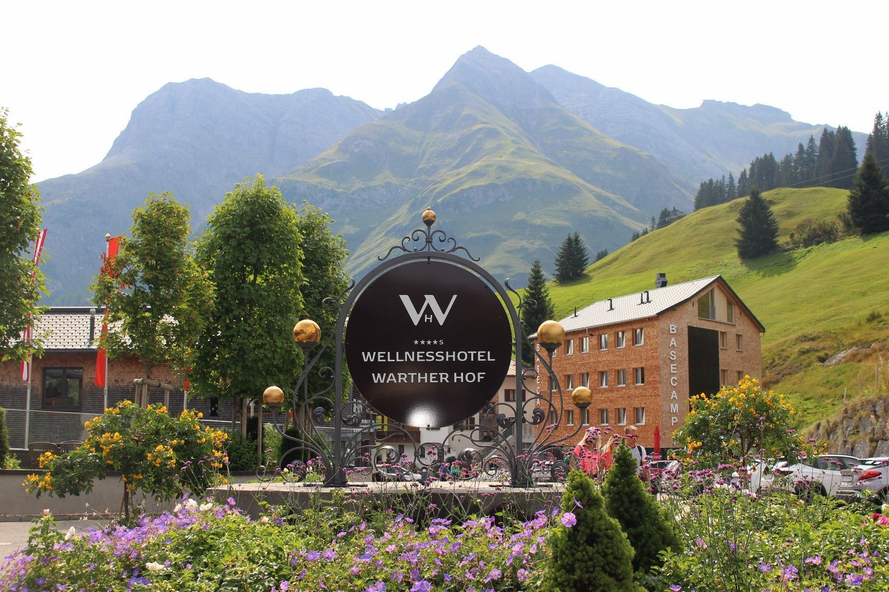 Eingebettet zwischen Tophotels und direkt neben der Steffisalpbahn-Talstation ist das Basecamp ein exklusives Format im touristischen Angebot.