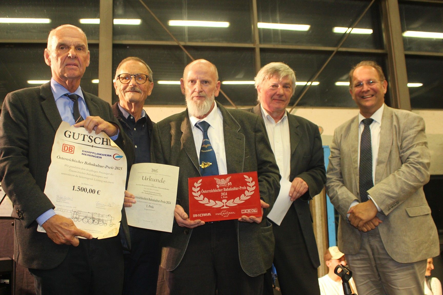 Von den Spitzen des Verbands Österreichischer Museums- und Touristikbahnen gab es für Ernst Cavegn und Oskar Müller Plakette, Urkunde und einen 1.500-Euro-Gutschein.