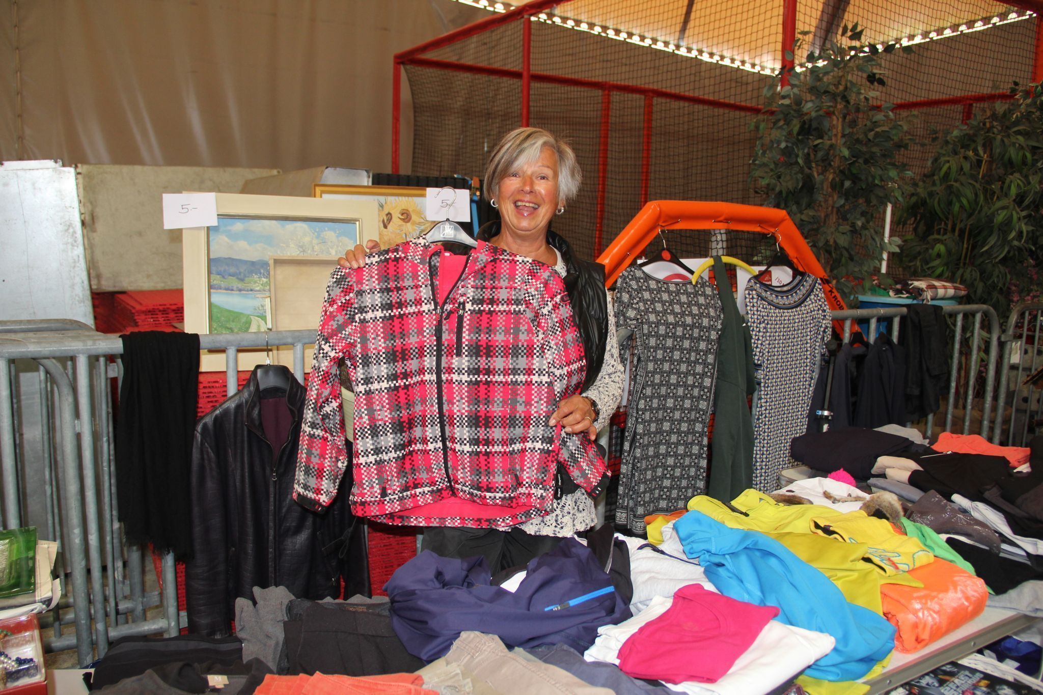 Dorle ist beim Flohmarkt im Aktivpark immer voll dabei.