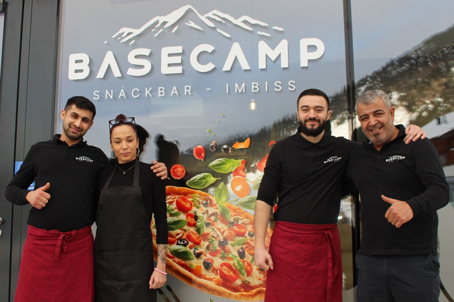 Internationalität auch in der Basecamp-Gastronomie: Pächter Mehmet Pektas (rechts) und sein Team sind auf gutem Weg, das kleine aber feine Lokal zu einem speziellen Treffpunkt für alle – Urlaubsgäste und Einheimische, im Winter auch das Skischulpersonal – zu machen.