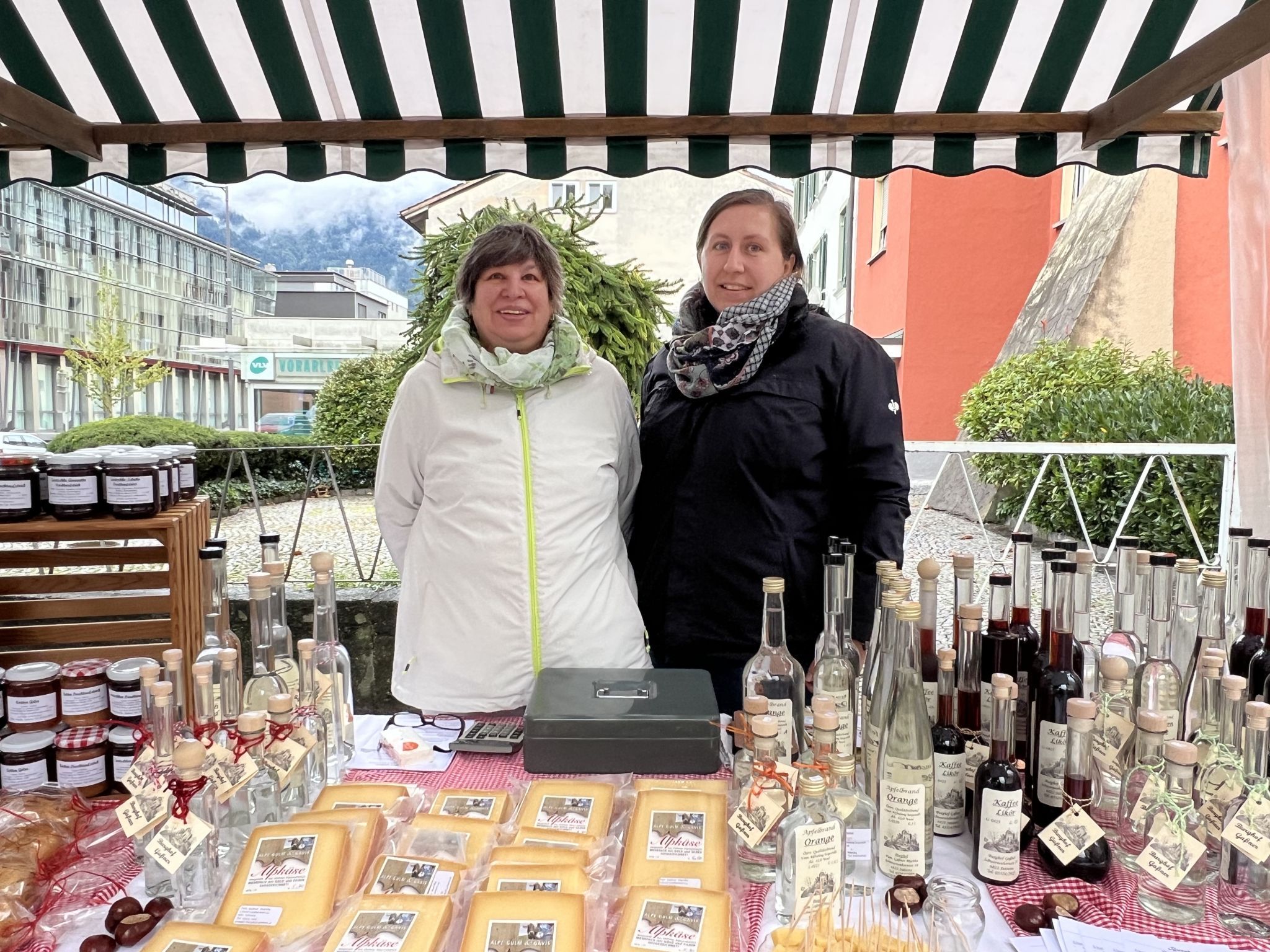 Martha Gaßner (links) und Andrea Bachmann verkauften ihre Produkte am Markt.