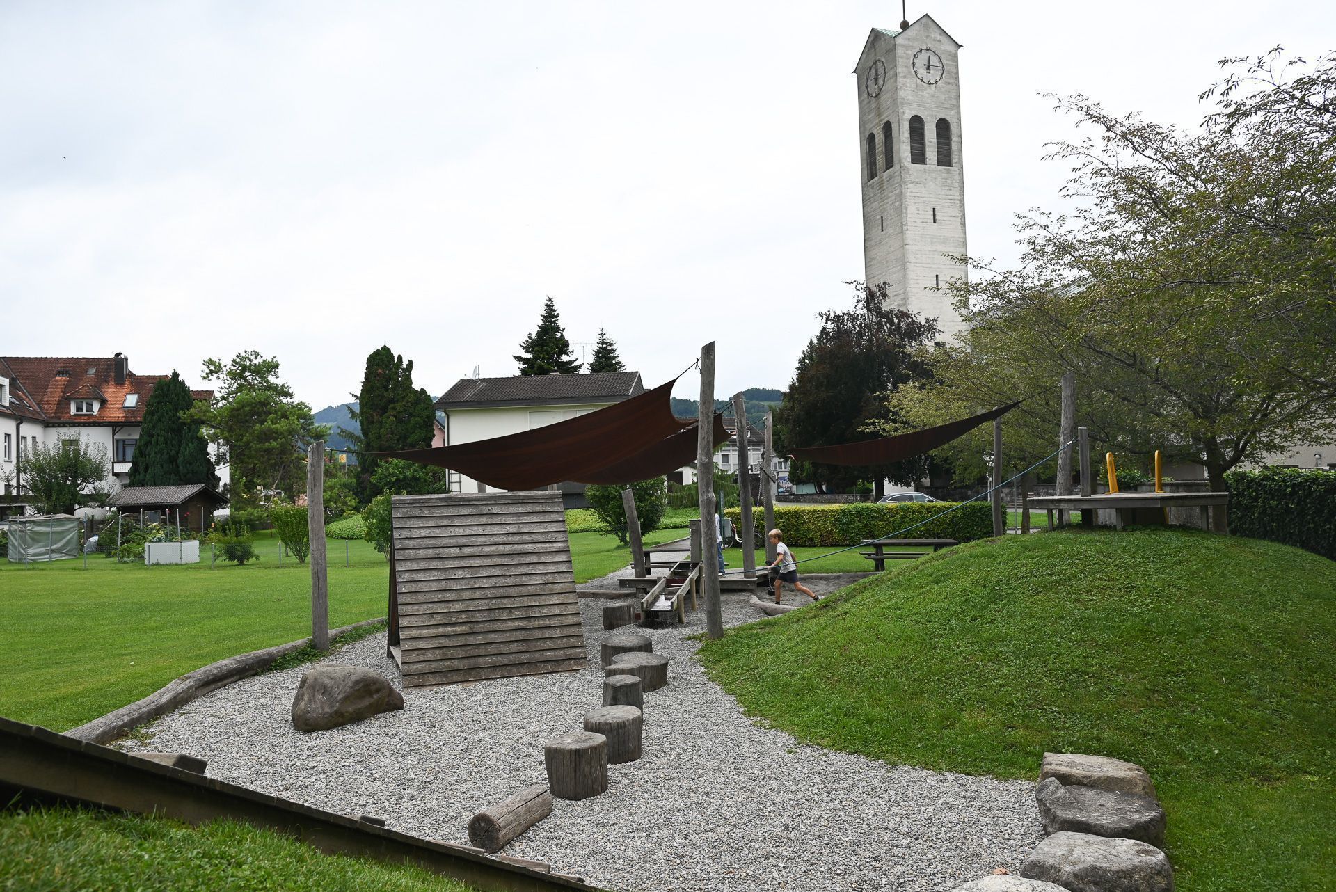 Zwischen Kindergarten Rheindorf und der Erlöserkirche findet sich der Spielplatz Rheindorf Pärkli.