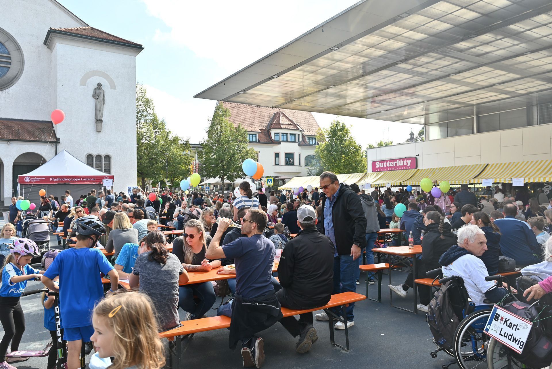 Auf dem Kirchplatz gab es Sitzgelegenheiten und leckeres Essen.