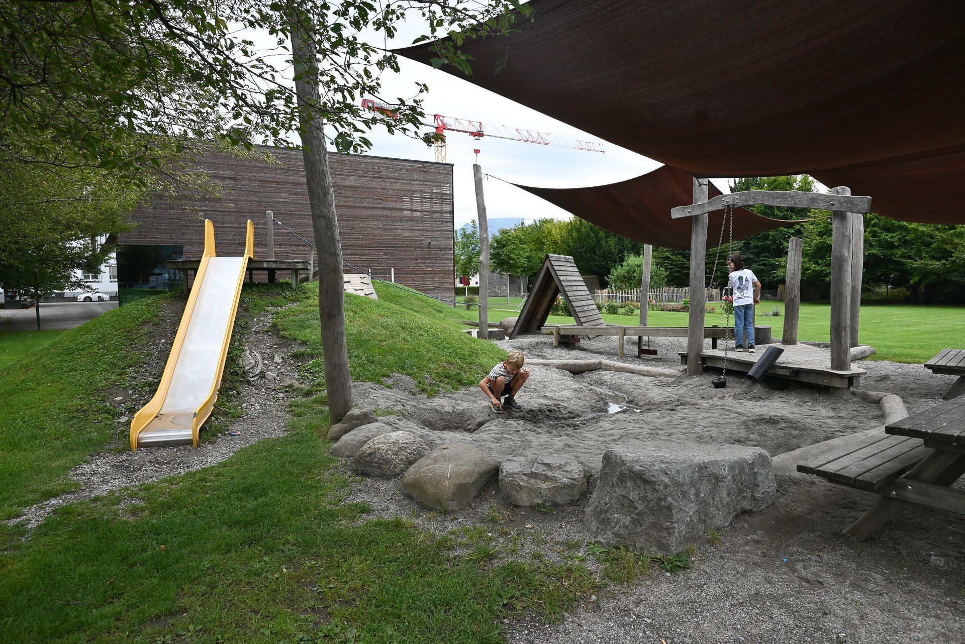 Der Spielplatz Rheindorf Pärkli ist übersichtlich gehalten. Alles, was zum Spielen benötigt wird, findet man hier.