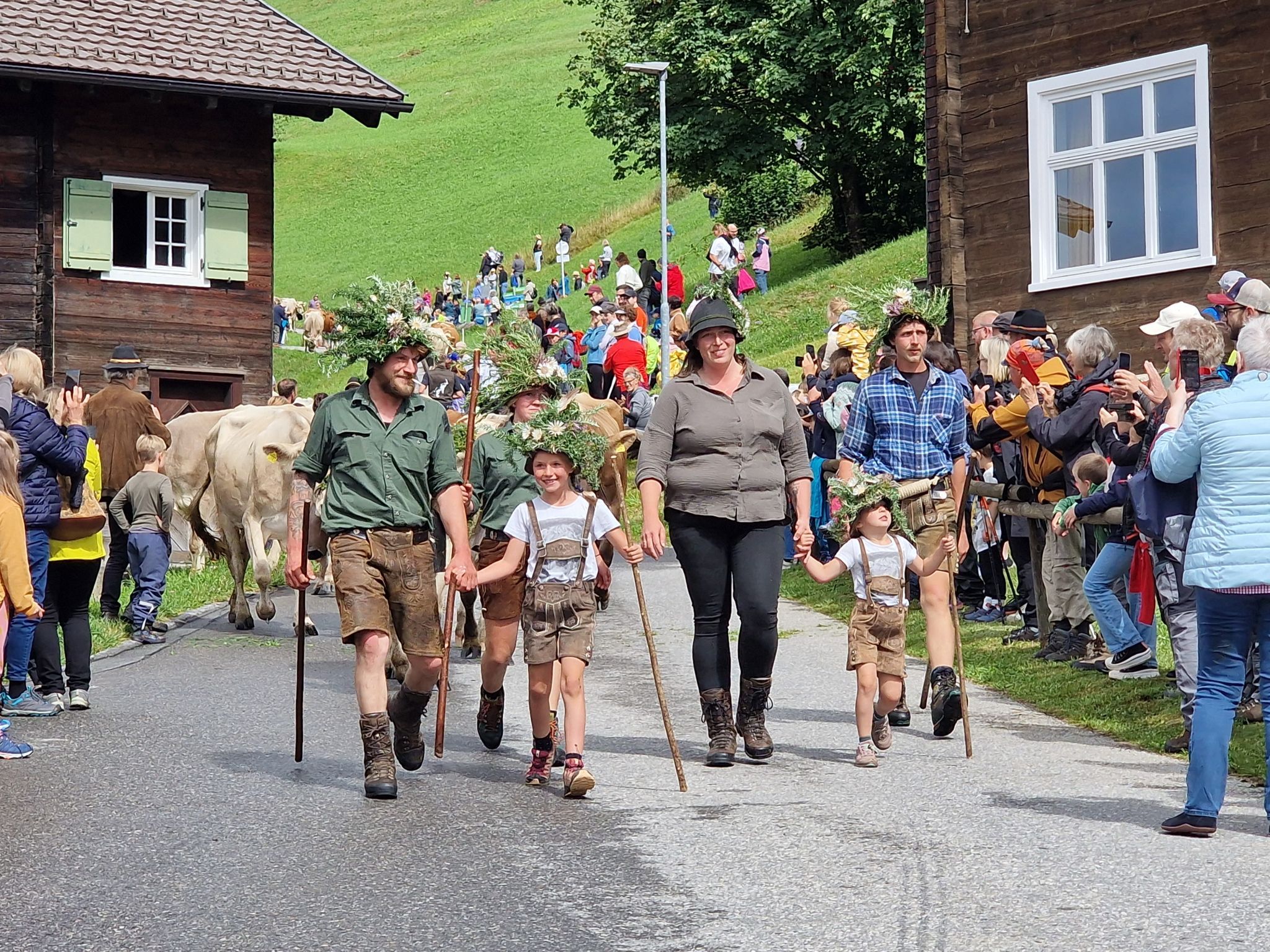 Senn Michael Reisinger mit Familie, sowie sein Alpteam brachten die Kühe sicher ins Dorf.