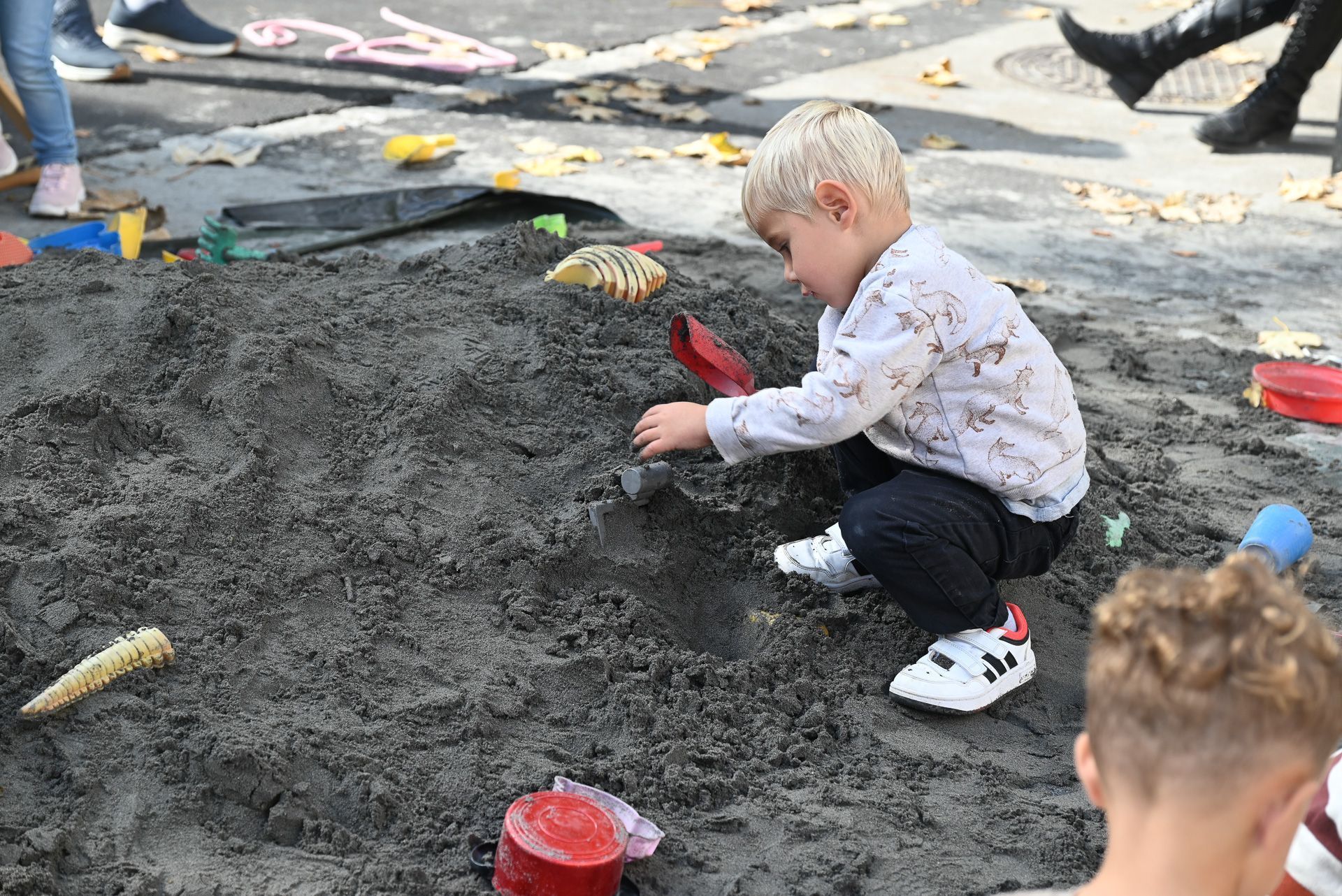 Auf der Straße gab es sogar eine Möglichkeit im Sand zu spielen.