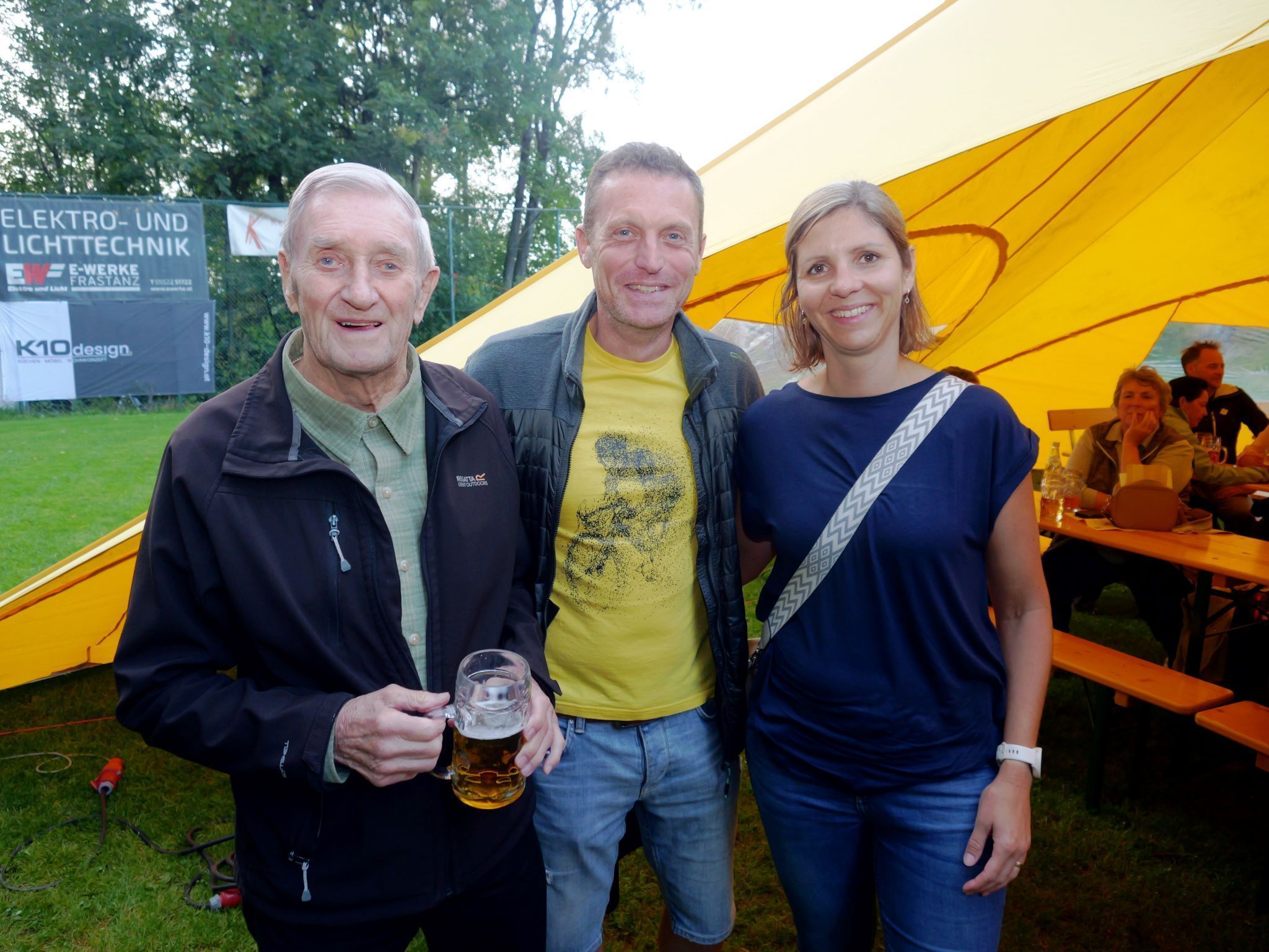 Dieter Gassner, Robert Schöch und Astrid feierten das Kartoffelfest.