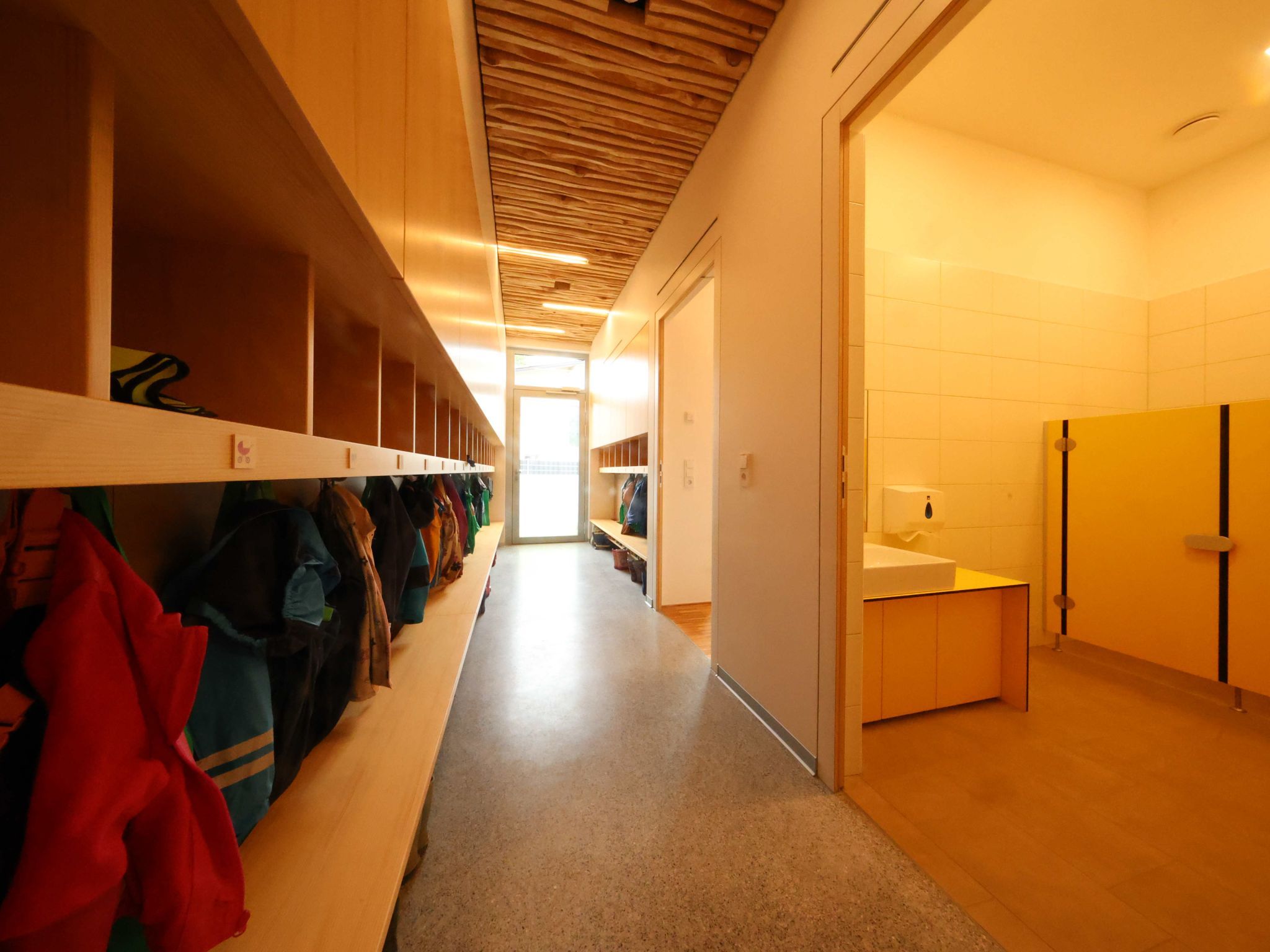 Garderobe und Sanitäräume der Kinderbetreuungseinrichtungen.