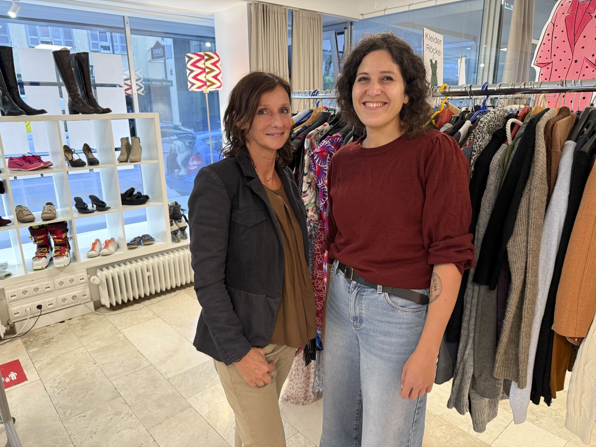 Sabine Fulterer und Verena Hofer kamen zum Kleidertausch