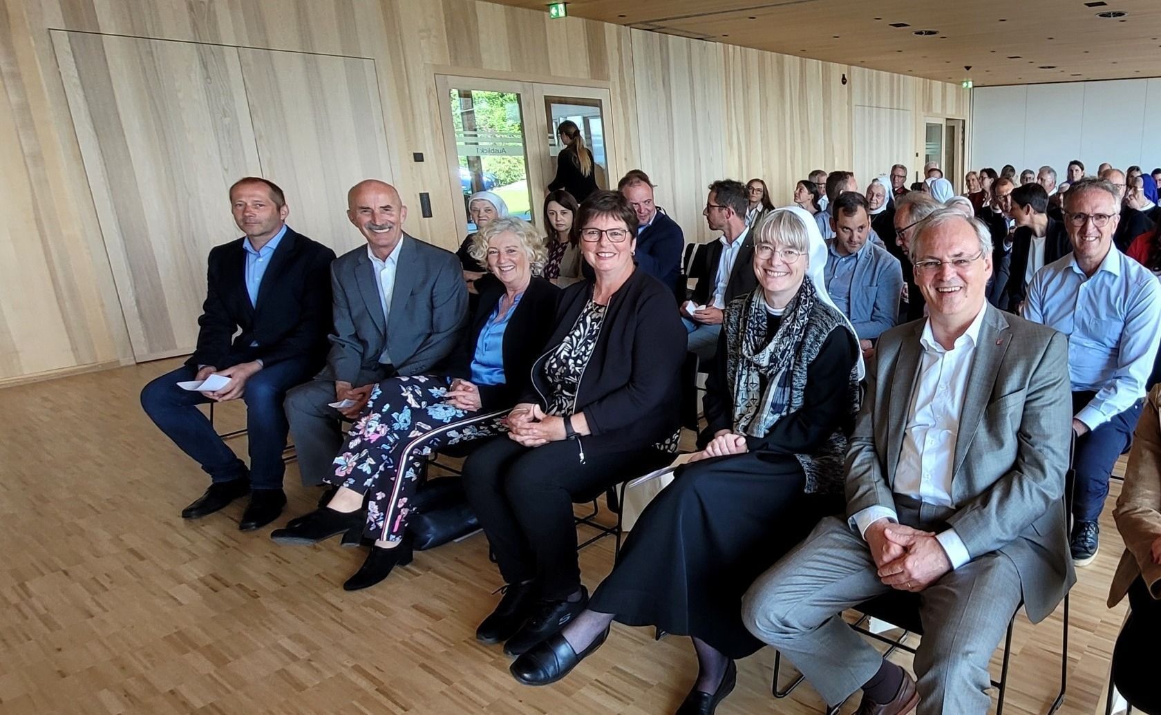 Bei der feierlichen Eröffnung am 28. Mai letzten Jahres im großen Festsaal freuten sich Verantwortliche und Beteiligte bei Festansprachen und Segnung über ein erfolgreich realisiertes Großprojekt für Bewohner und Mitarbeiter.