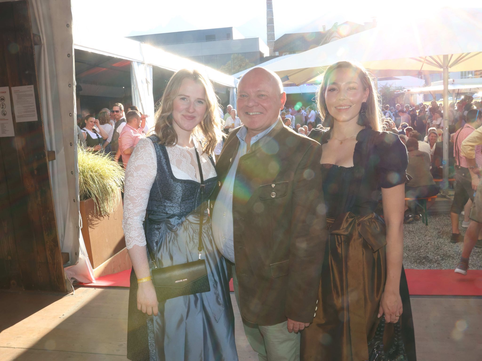 Lisa Ettlinger und Lisa Mathis (beide WKV) mit IM Rudolf Gort.