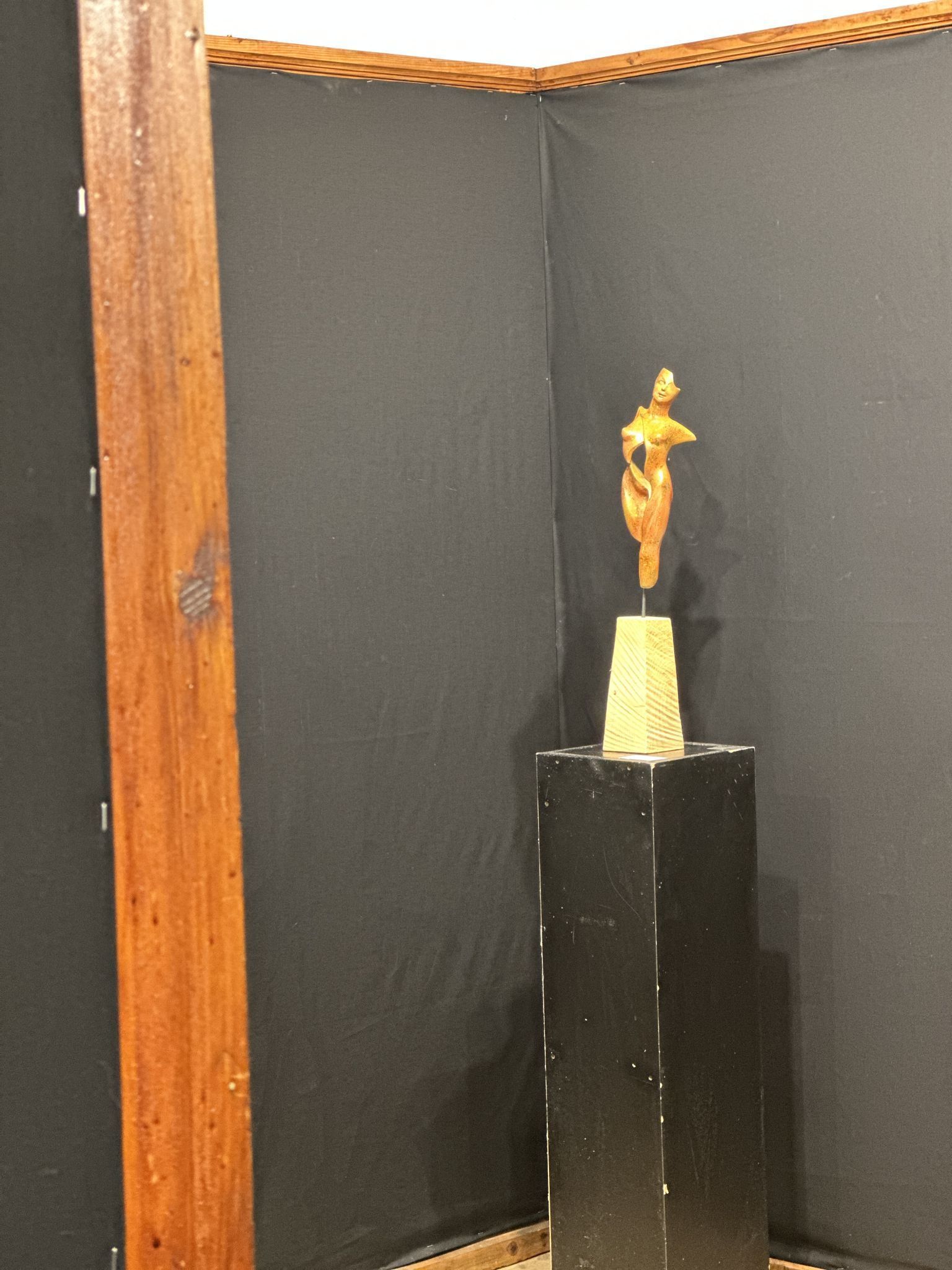 Skulptur perfekt in Szene gesetzt.