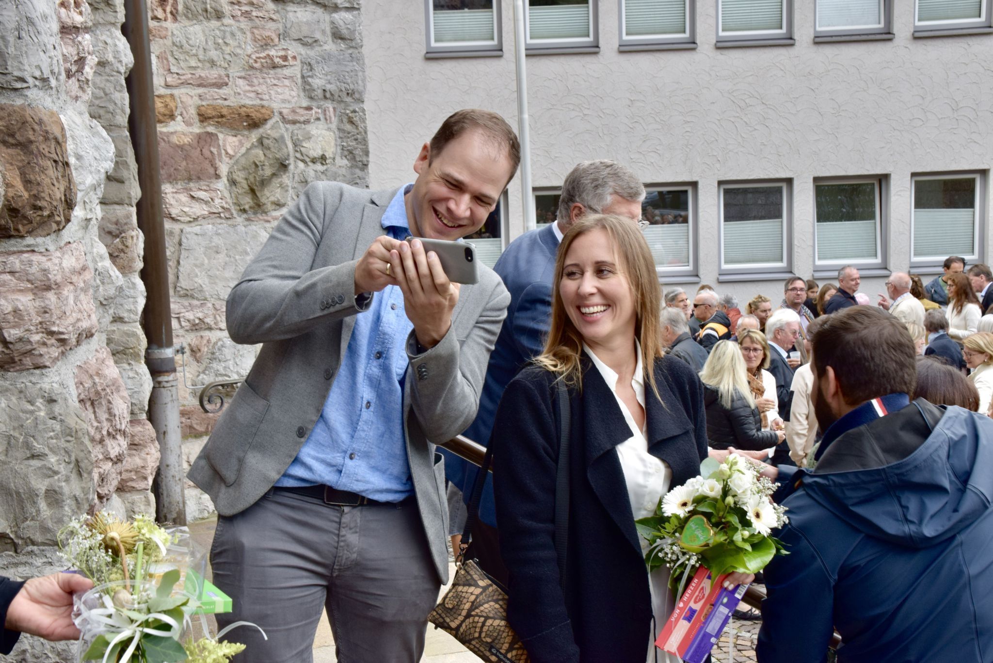 Thomas Folie (Pastoralleiter im Seelsorgeraum Bludenz, Gemeindeleiter der Pfarre Heilig Kreuz) machte Erinnerungsfotos gemeinsam mit der neuen Organisationsleiterin Anna Ladstätter.