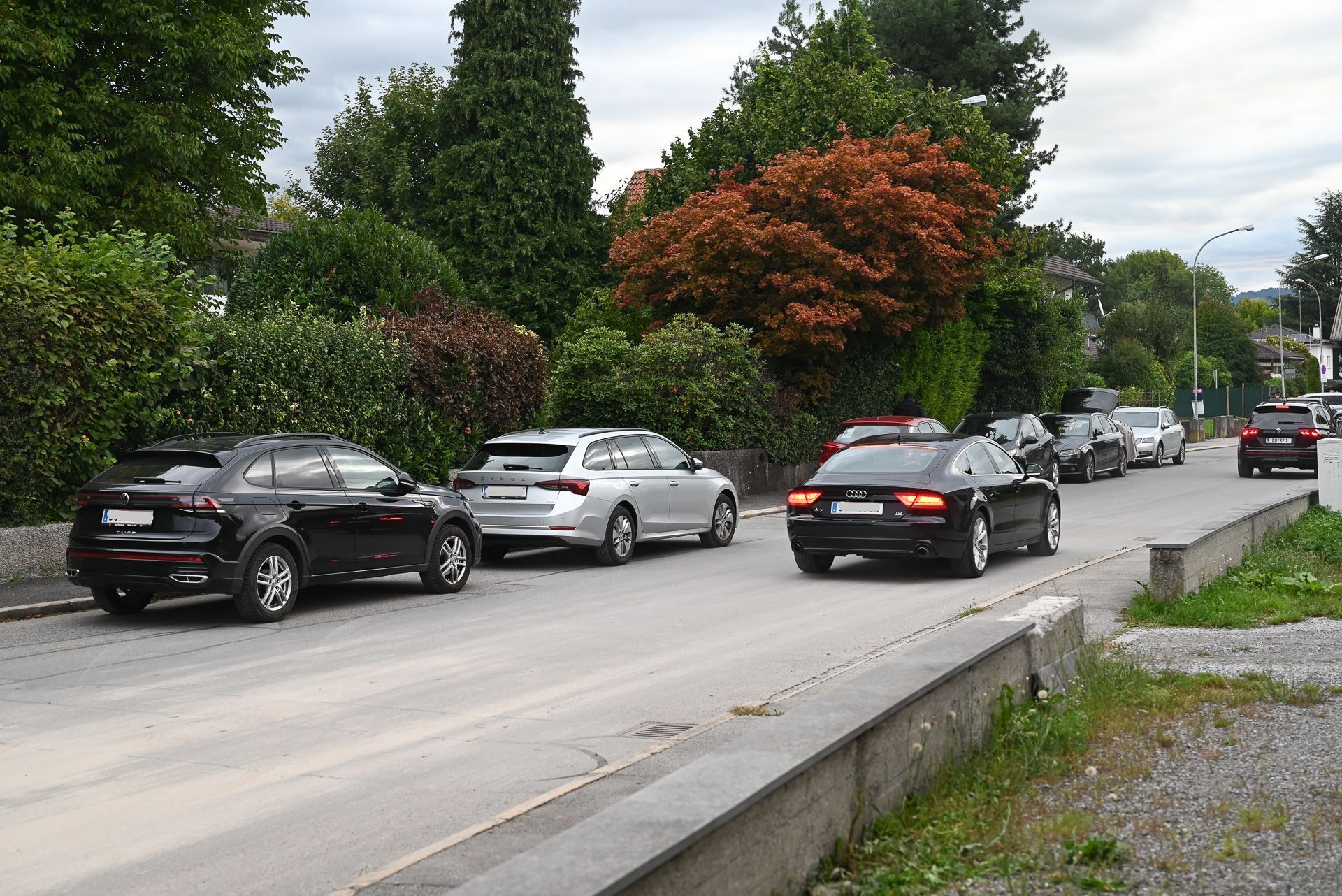 Eltern, die ihre Kinder mit dem Auto zur Schule bringen, parken am Straßenrand vom Bettleweg und begleiten die Kinder zu Fuß bis zur Schule.