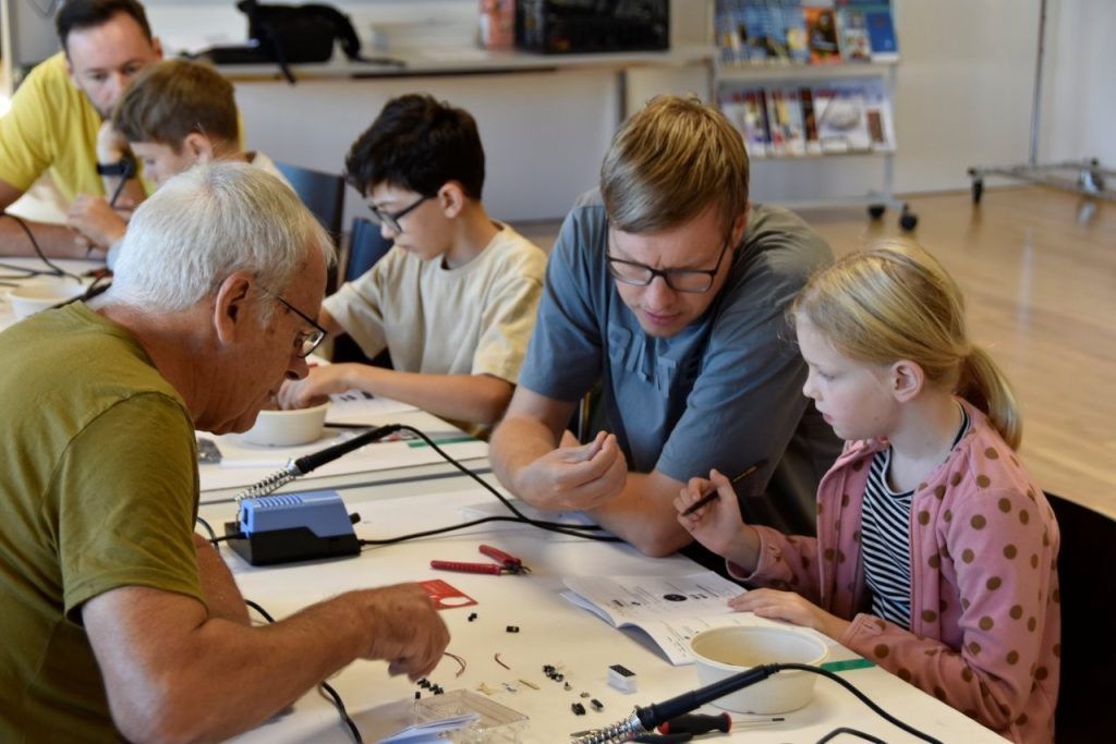 MINT-Workshop: Kinder bauen Taschenradios und erleben Radiogeschichte hautnah