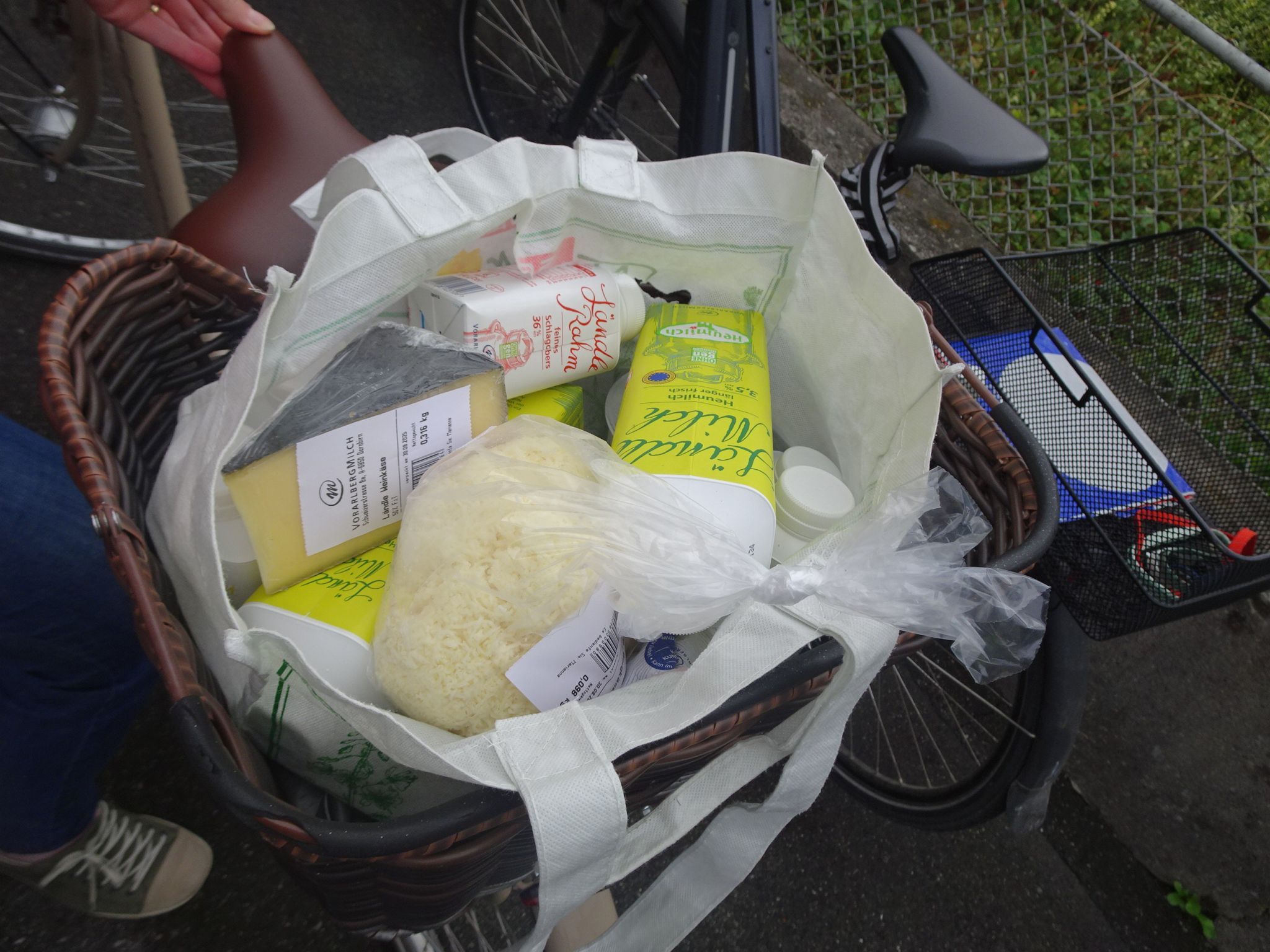 Auch im Korb von Margit Fußenegger stapelten sich die Milchprodukte. 