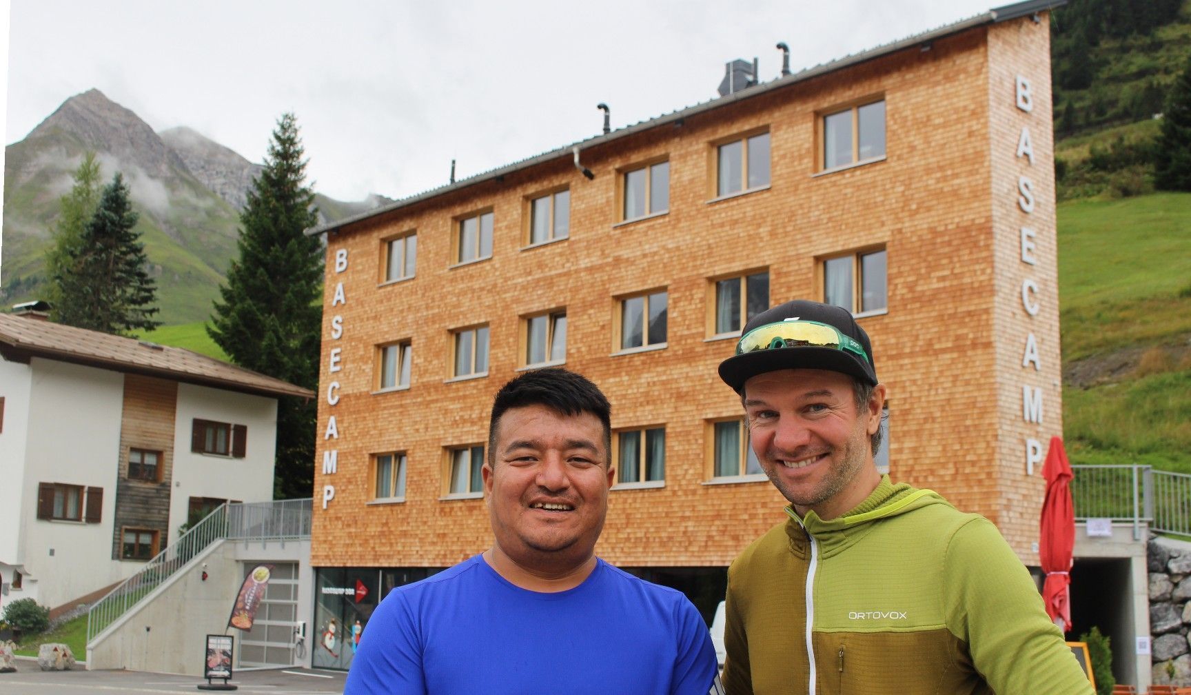 International aufgestellt ist nicht nur das Skischulpersonal – auch für die Verwaltung des Basecamps hat Mathias Fritz einen außergewöhnlichen Hausmeister engagiert: Ngima Tendi, ein Sherpa aus Nepal mit Himalaya-Erfahrung, der u. a. schon mehrfach auf dem Mount Everest und anderen Achttausendern war.