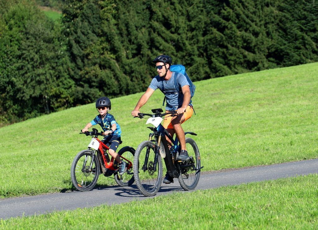 Papa Andreas mit Sohn Moritz schwitzen gemeinsam für den guten Zweck