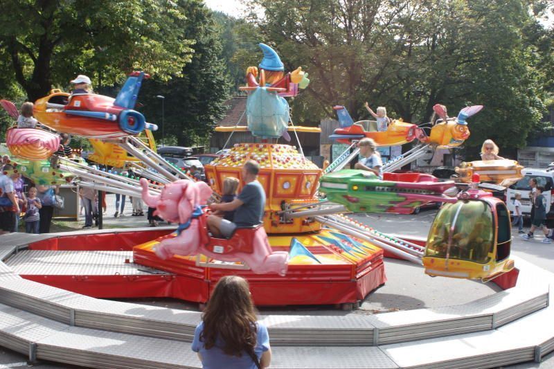 Die Kids freuten sich auf dem Rummelplatz. 