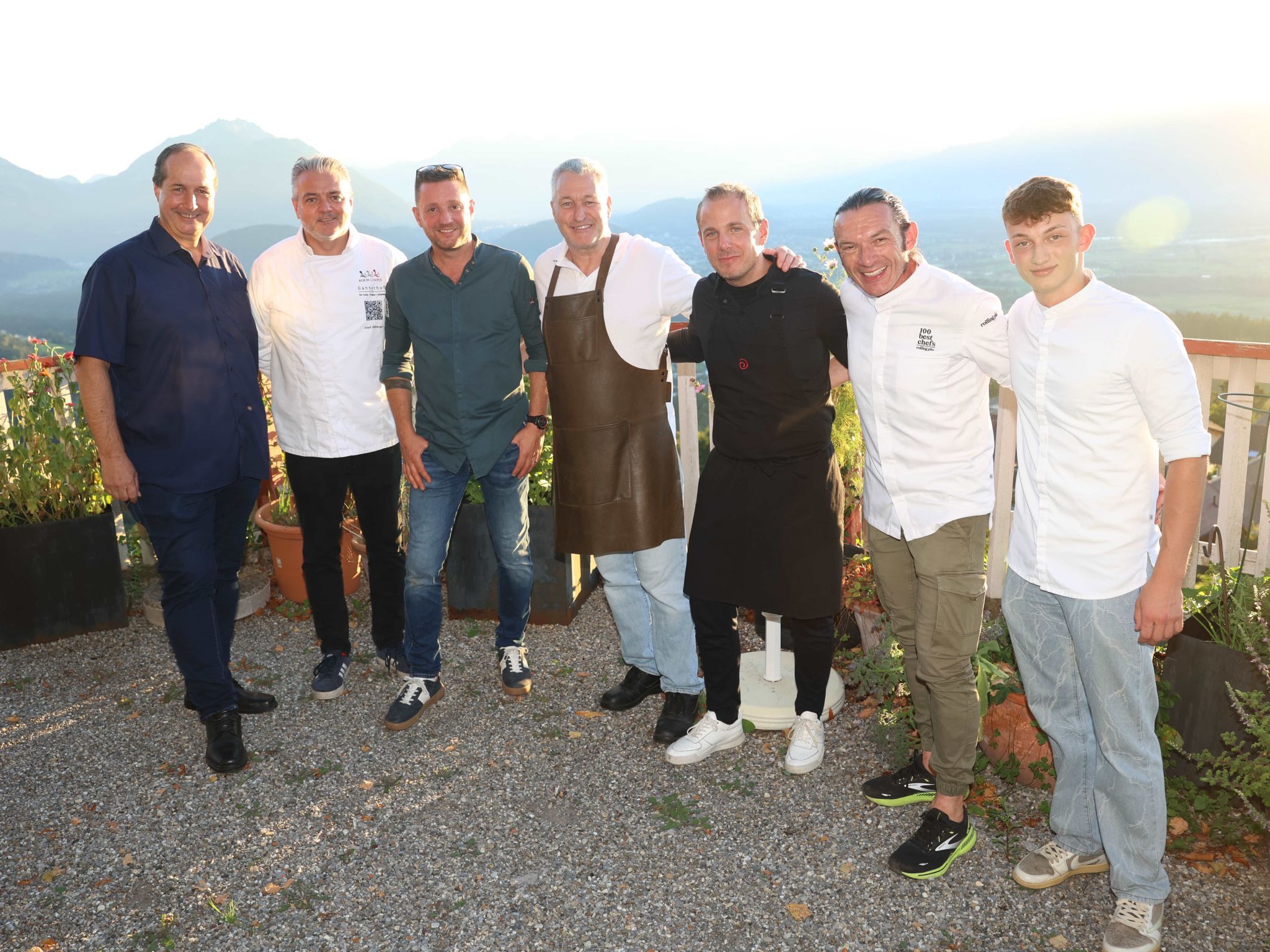 Festivalleiter Hannes Konzett (li) und die Köche vor dem Panorama.