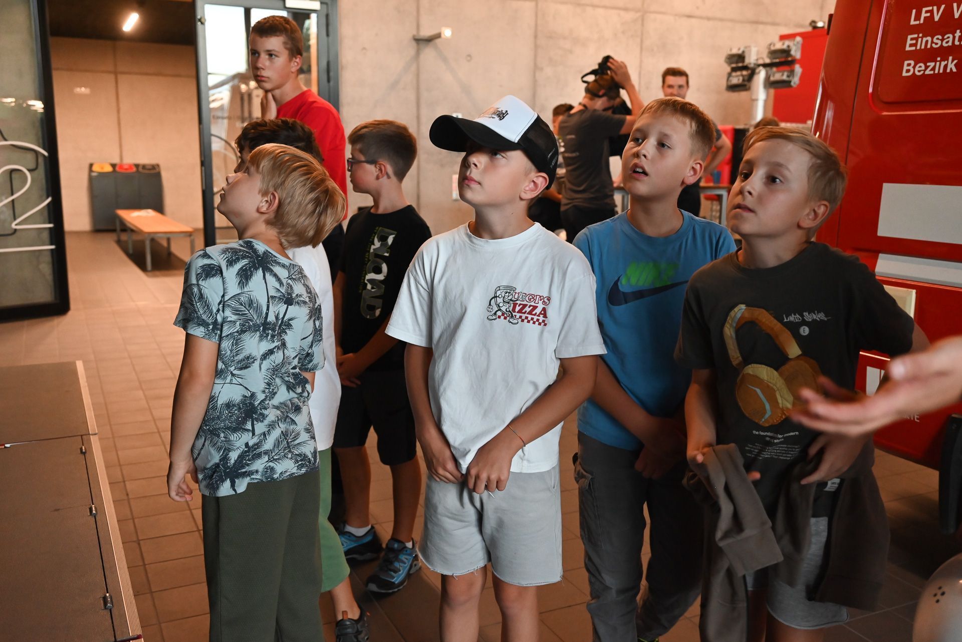Viele interessierte Kinder ließen sich die Gelegenheit nicht entgehen, hinter die Kulissen der Feuerwehr zu blicken.