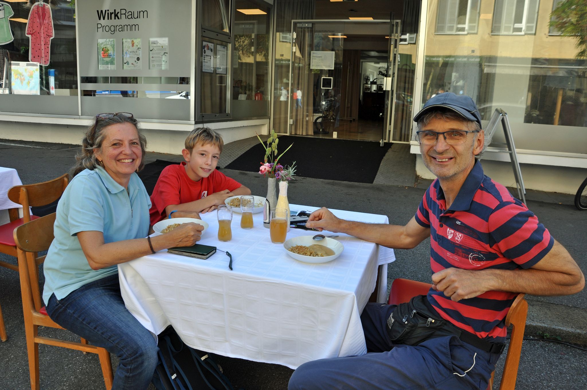 Familien genossen Riebel und Apfelkompott in der Freiluft-Kaffeestube vor dem WirkRaum.