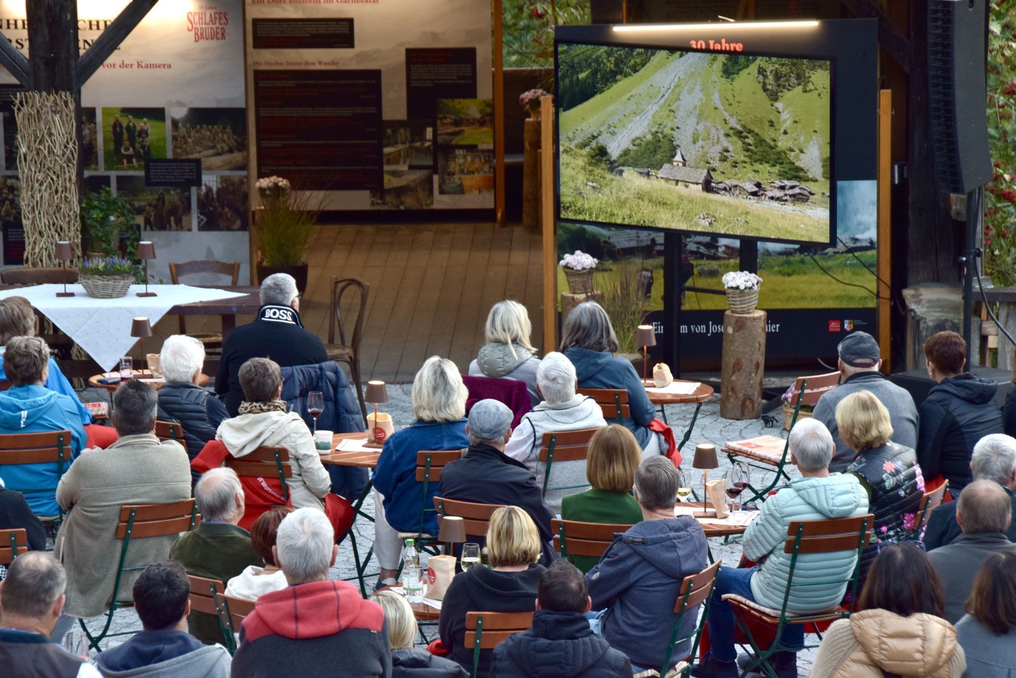 Die Gemeinde Gaschurn und Montafon Tourismus hatten zum Erinnerungsabend am Kirchplatz Gaschurn geladen.
