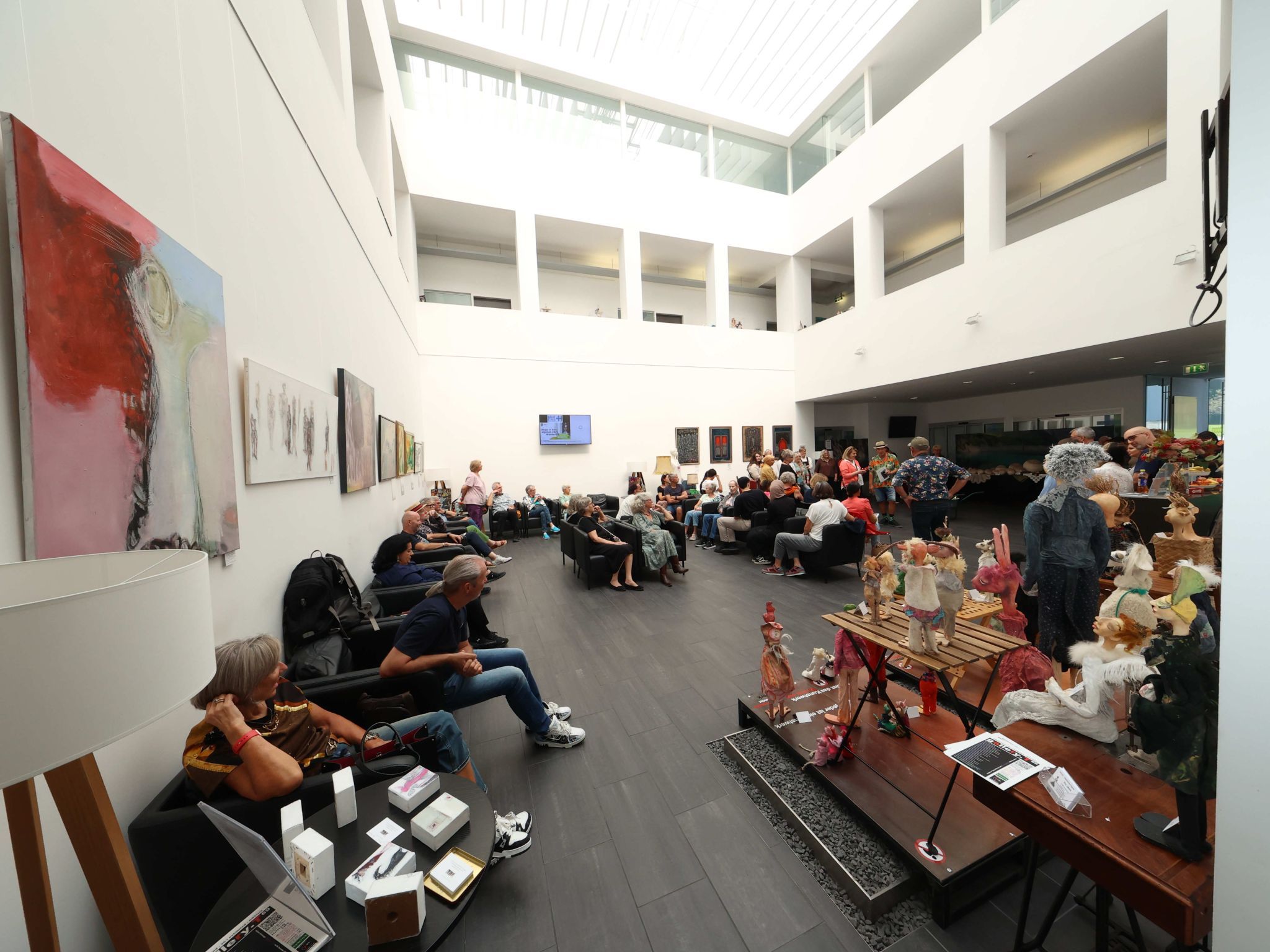 Kunst und Vernissagebesucher:innen.