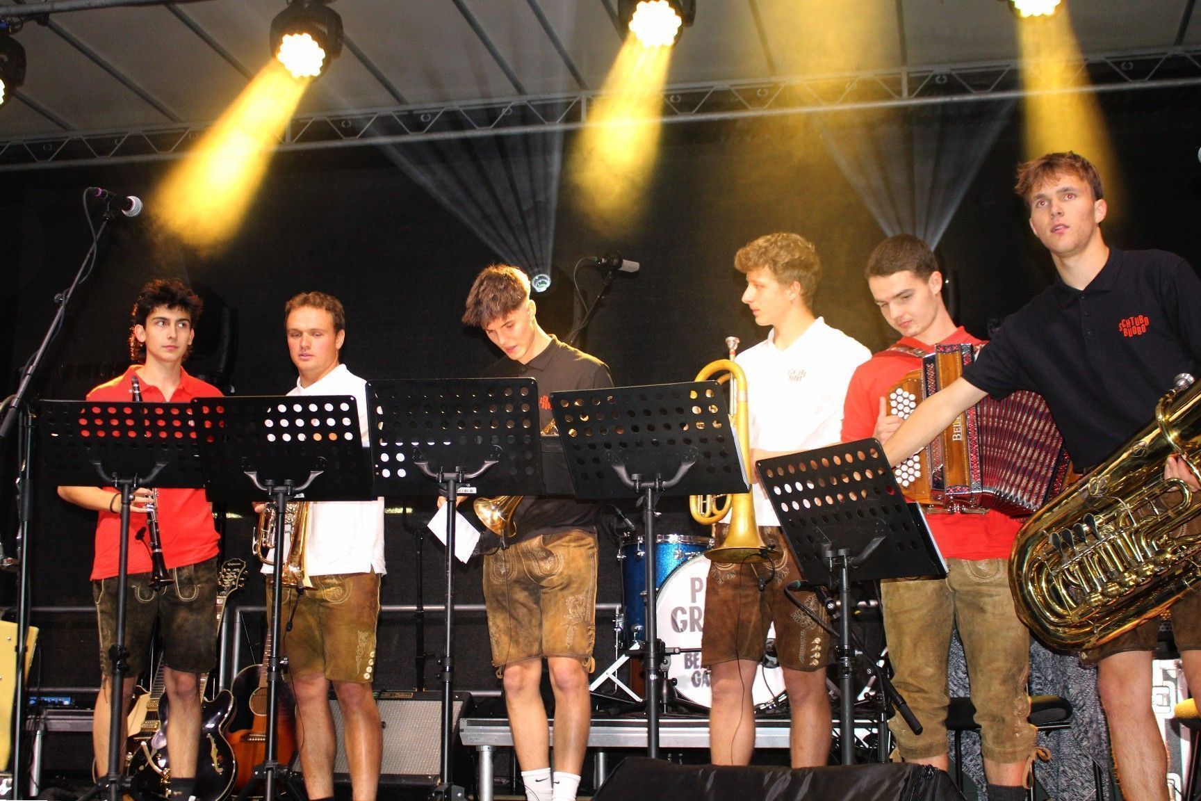 Spielten nach dem Festakt auf den Schulplatz auf: die Stubobuobo.   