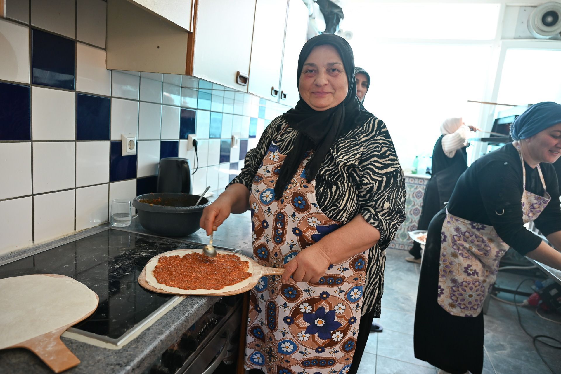 In der Küche wurden zahlreiche Lahmacun zubereitet.