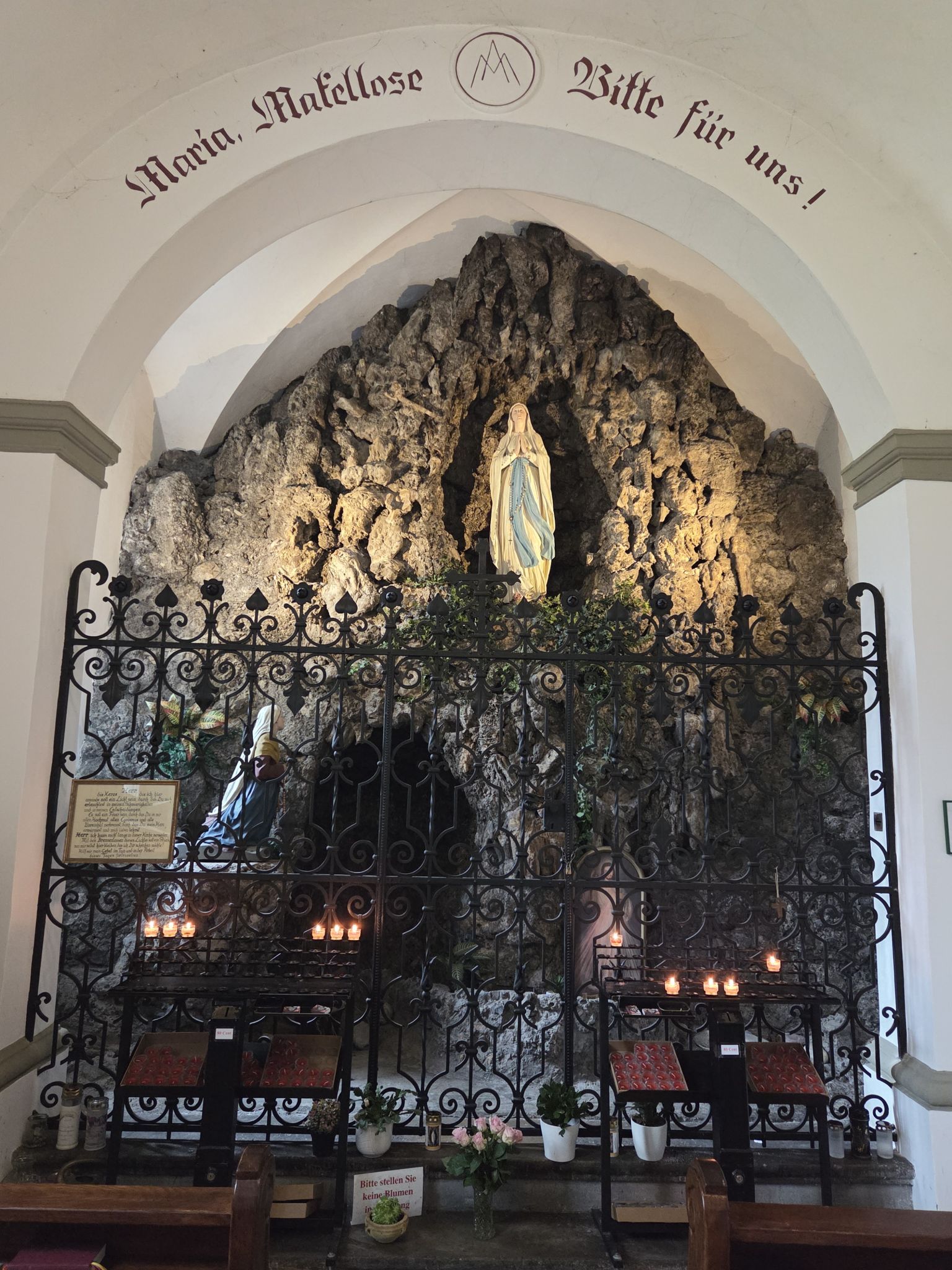 Die Lourdesgrotte an der Westseite der Kapelle (Foto: OS)