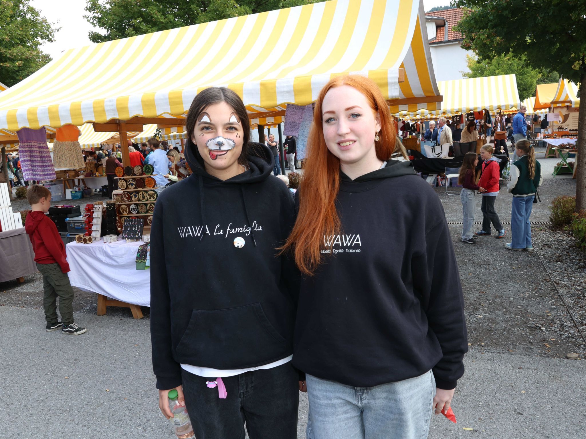 Marktbesucherinnen Sina Gobbi und Mia Friesenbichler.