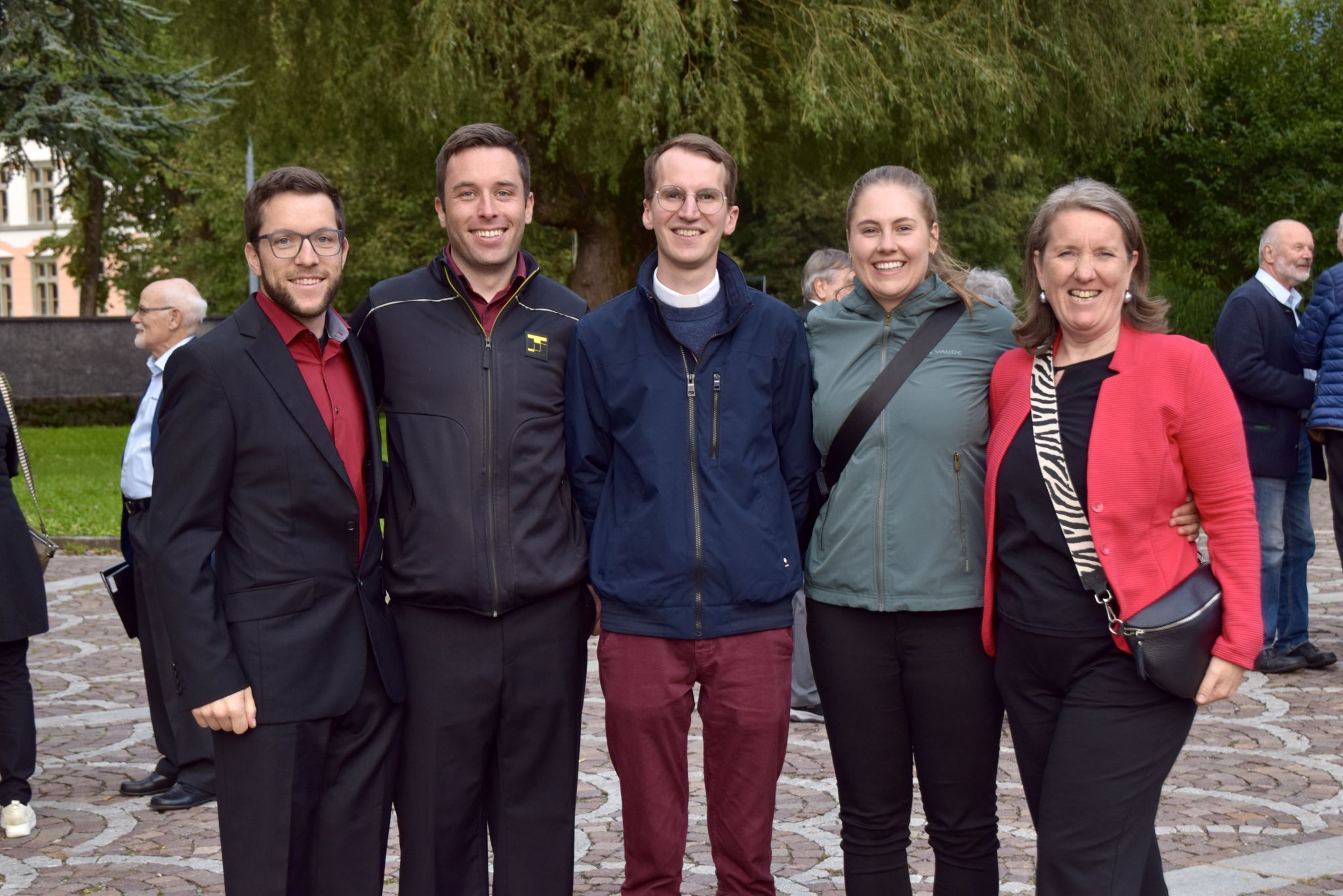 Elias und Georg Fritsche, Kaplan Jakob Geier, Theresa Bitschnau und Theresia Fritsche nach dem „Chörig“-Konzert am Kirchplatz Heilig Kreuz.