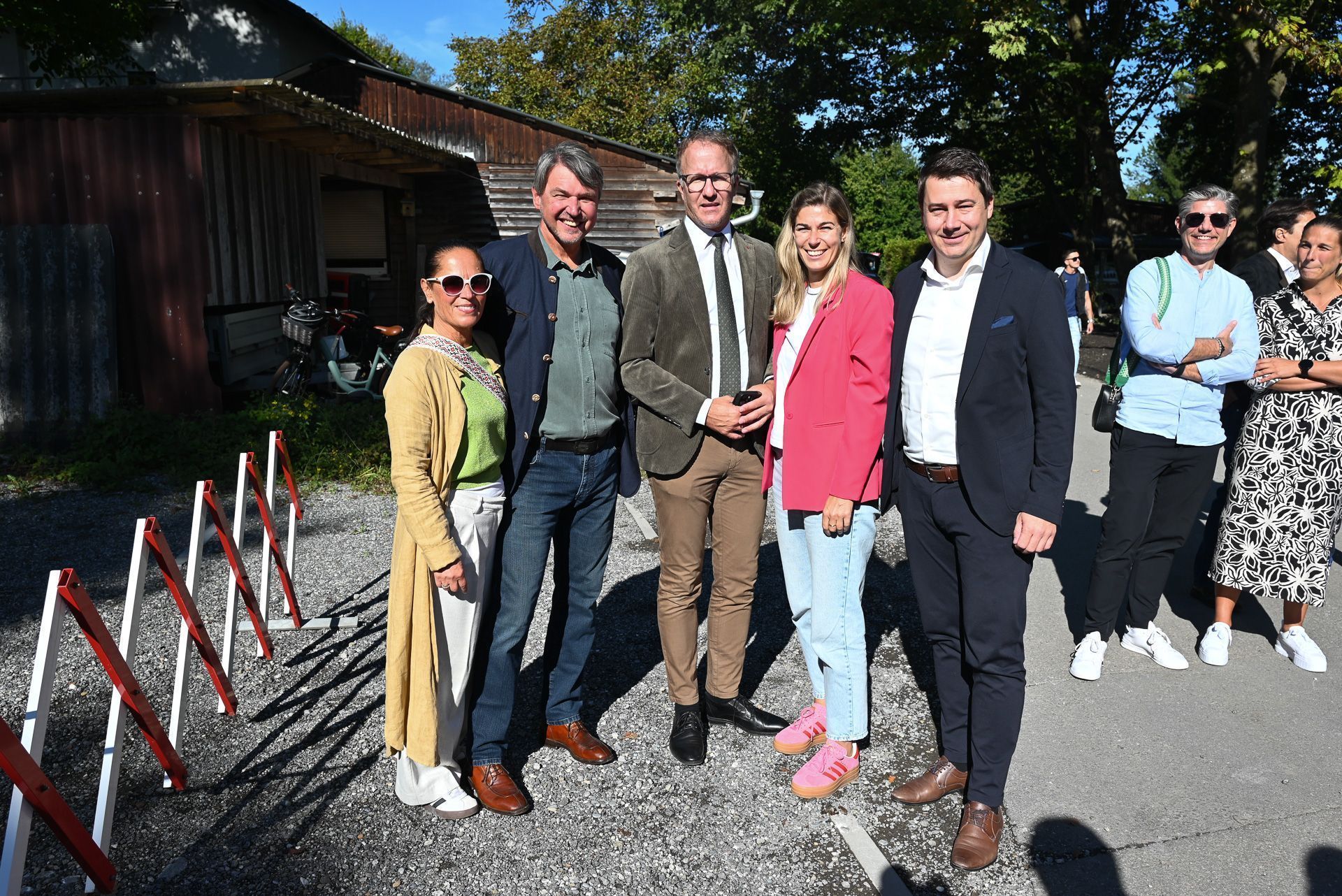 Auch Altbürgermeister Kurt Fischer kam mit Gattin Beate zur Eröffnung. Im Bild: Beate und Kurt Fischer, LR Christian Gantner, Gemeinderätin Nadine Peschl und Bürgermeister Patrick Wiedl (v.l.n.r.).