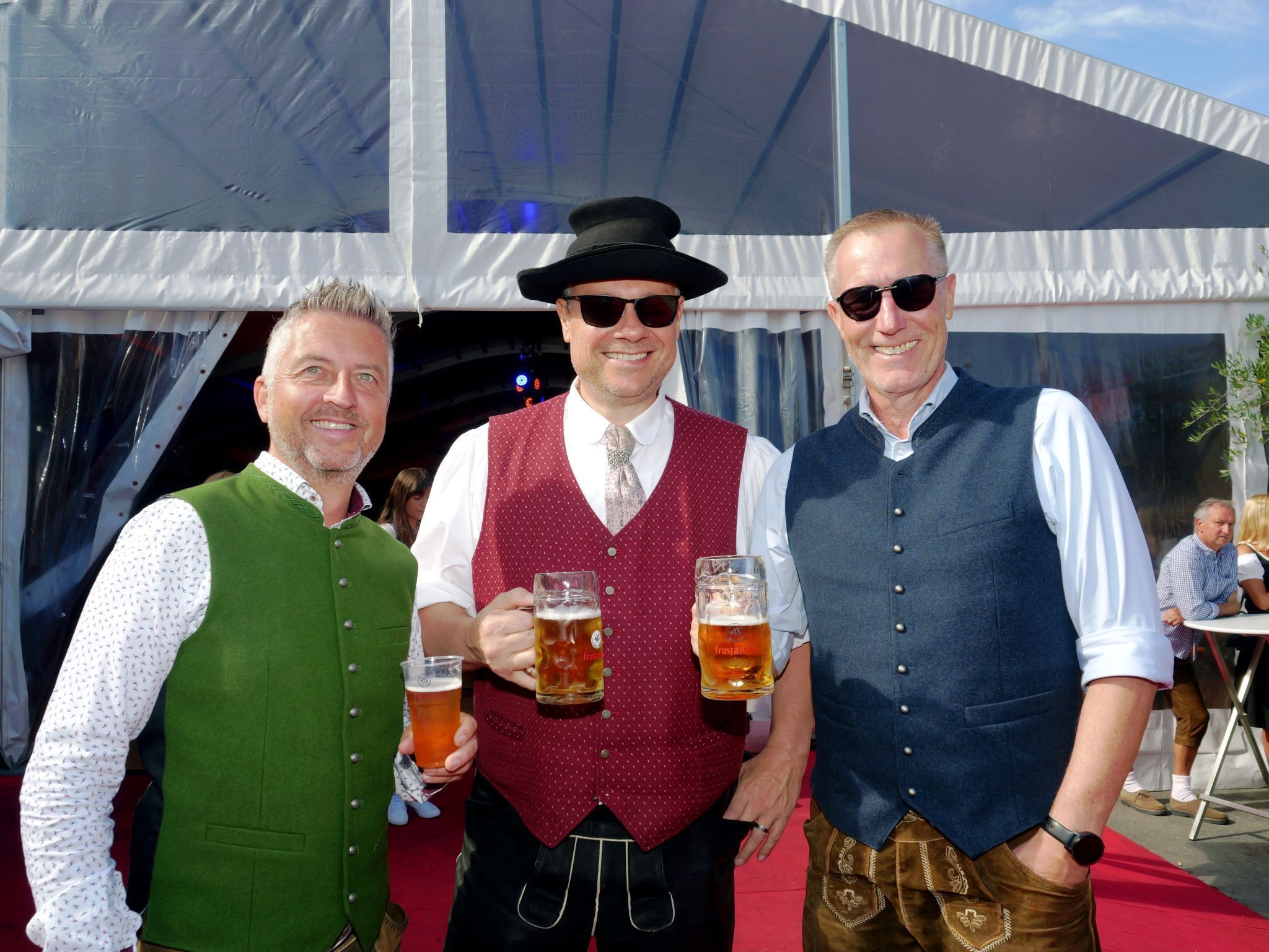 Thomas Filz, Jürgen Blacha und Markus Pedot stoßen auf das Fest an.