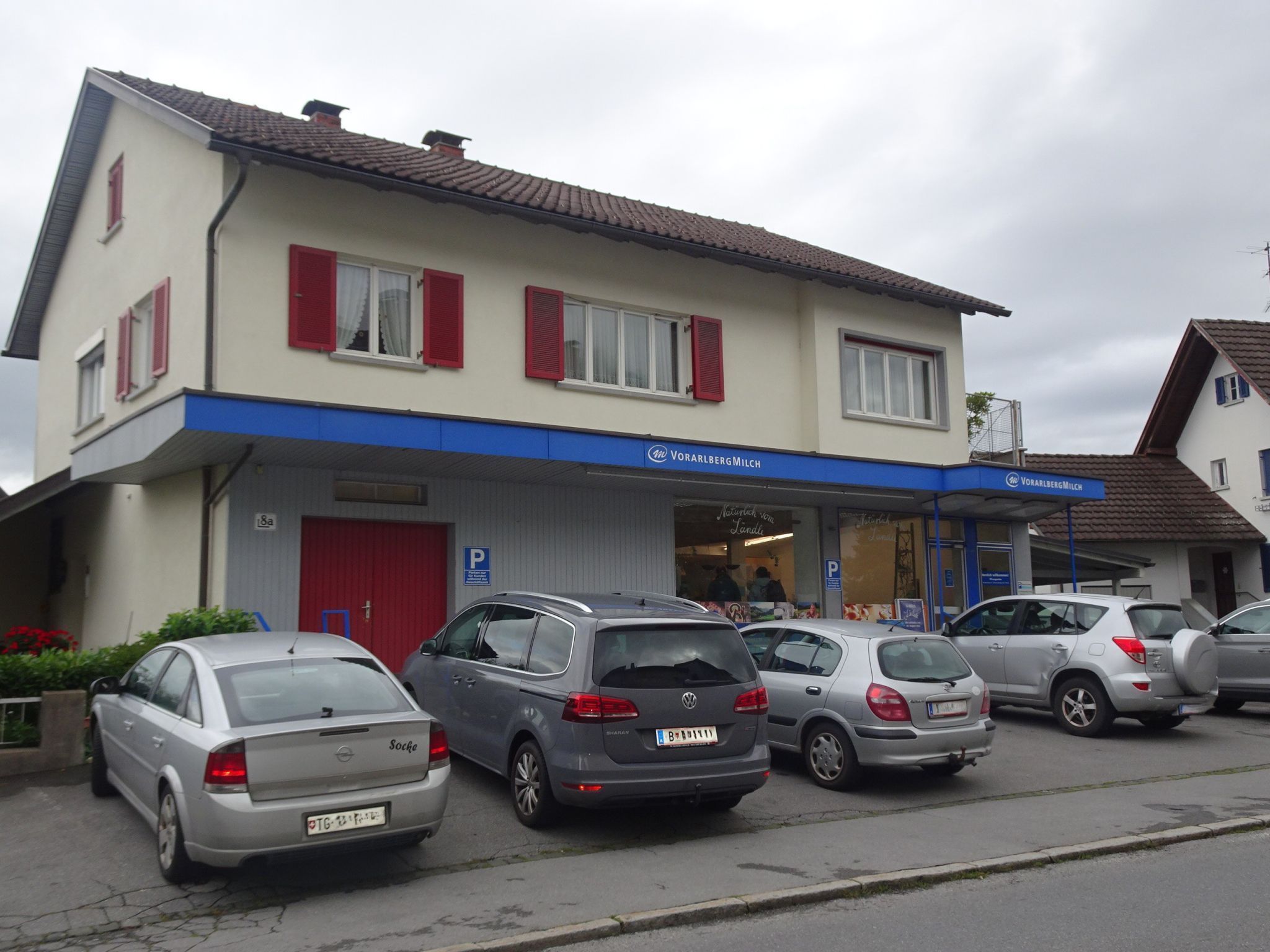 Bereits am frühen Vormittag herrschte vergangenen Samstag Hochbetrieb - auch viele Kunden von weiter her waren gekommen, um noch einmal im Milchlädele einzukaufen. 