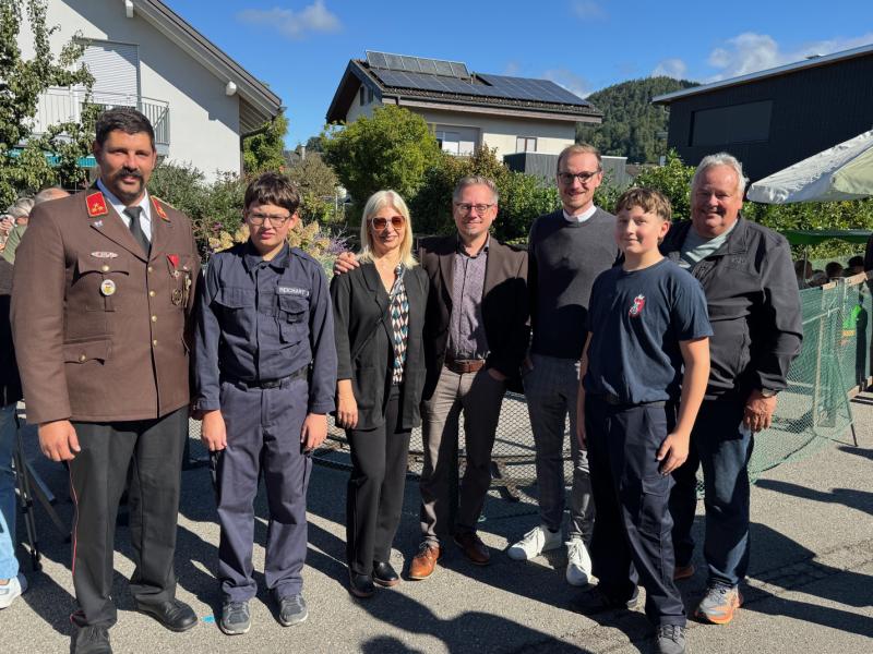 Die Jugendfeuerwehr Sulz mit Kommandant Mathias Walser, mit Bürgermeister und Altbürgermeister, neuer Pfarrer Mathias Bitsche in Feierlaune. 