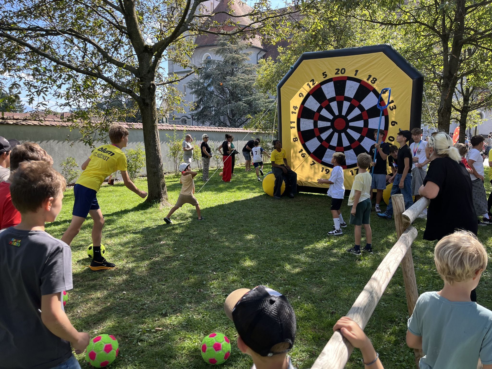 An der Fußball-Dartswand des FC Höchst ging es rund.