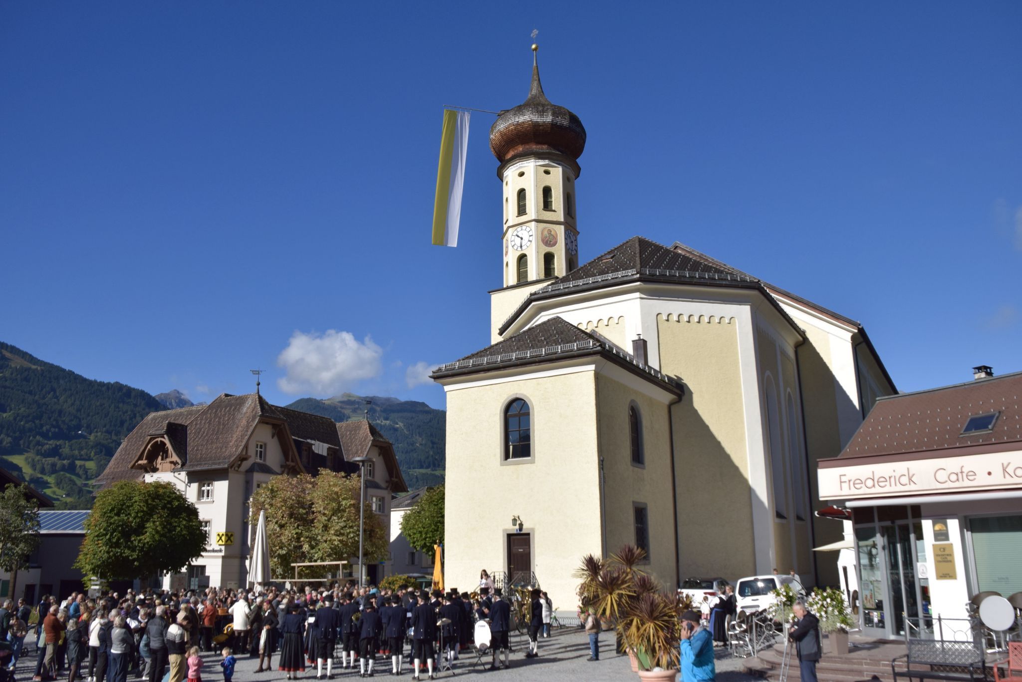 Die Harmoniemusik Schruns unter der musikalischen Leitung von Kapellmeister Florian Stemer spielte der Festversammlung nach der Messfeier ein Ständchen am Kirchplatz.