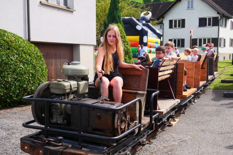 Die Feldbahn wurde regelrecht von Jung und Alt gestürmt.