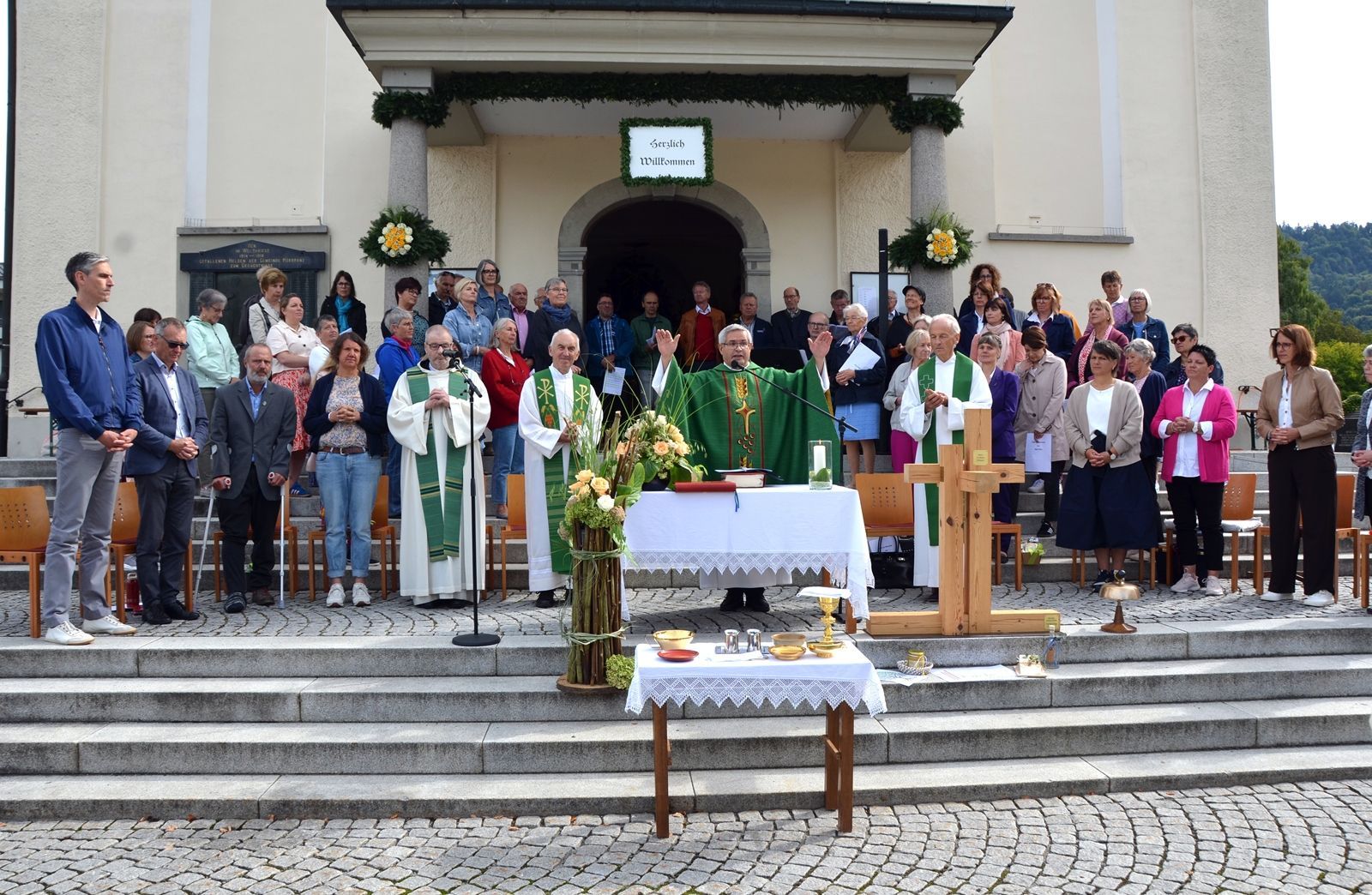 Pfarrer Romeo Pal zelebrierte als neuer Pfarrmoderator der „Katholische Kirche Leiblachtal“, zusammen mit Vikar Peter Loretz, Pater Dominikus Matt und Dekan Paul Burtscher, den gemeinsamen „WIR“-Gottesdienst“ in Hörbranz.