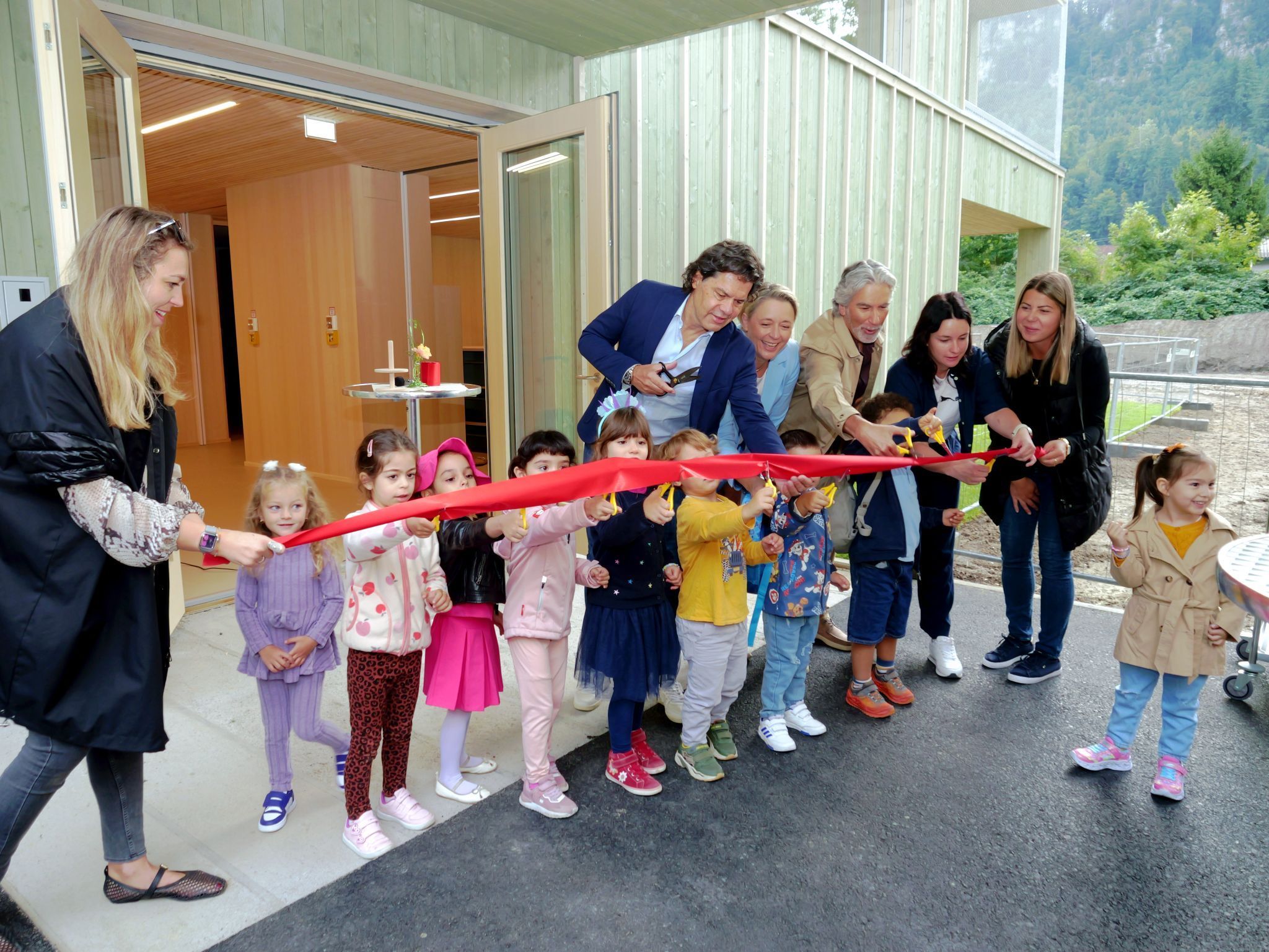 Schnipp, schnapp: An der offiziellen Einweihung hatten auch die Kinder viel Freude.