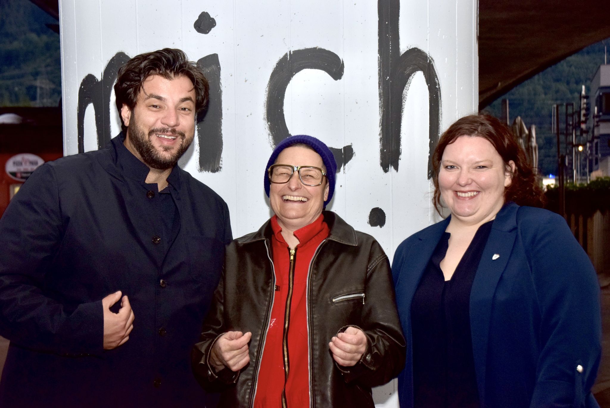 Kulturstadtrat Cenk Dogan, Künstlerine Christine Lederer und Athina Gabriel (Bludenz Kultur)