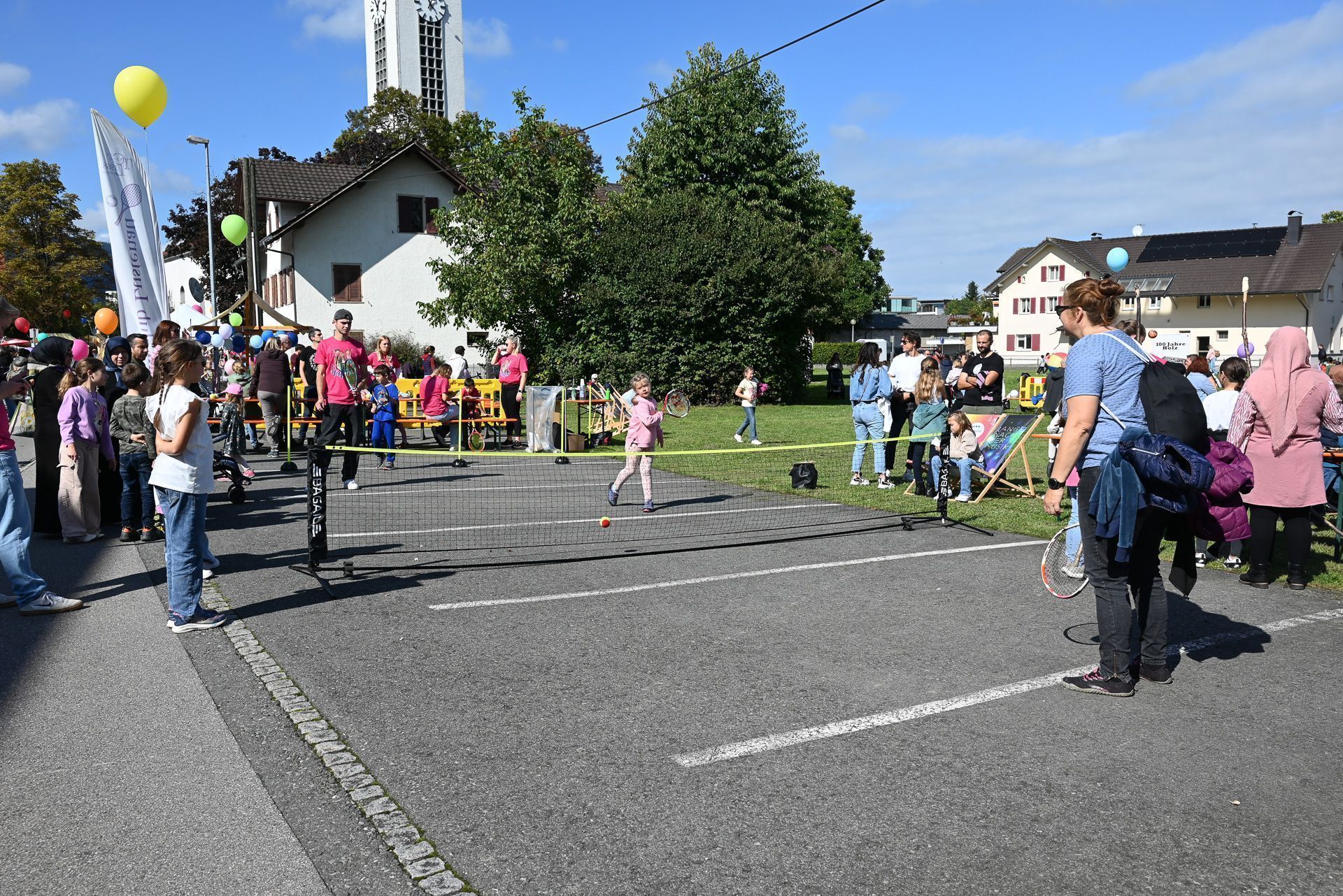 Tennisspielen auf der Straße? Das ist beim Spielefest möglich. 