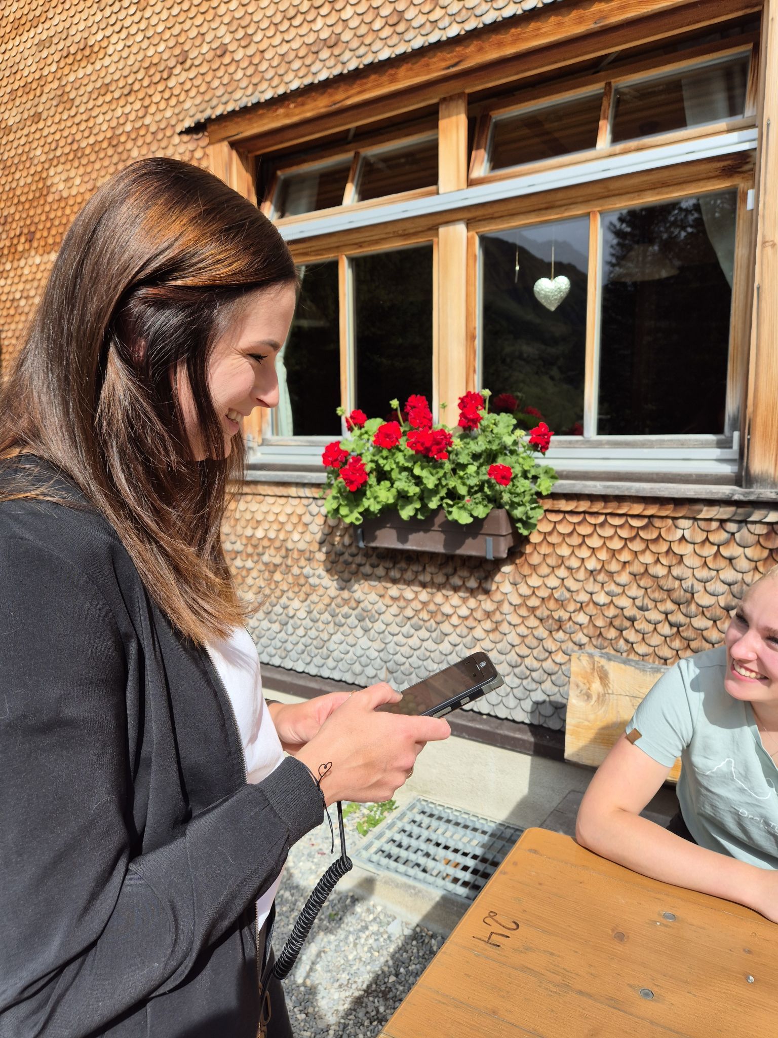 Die Hüttenwirtin Nadja Köberle und ihr Serviceteam arbeiten seit ein paar Tagen mit dem neuen Orderman. Damit gehen die Gästewünsche blitzschnell zu Schank und Küche, wo die Bestellungen umgesetzt werden.