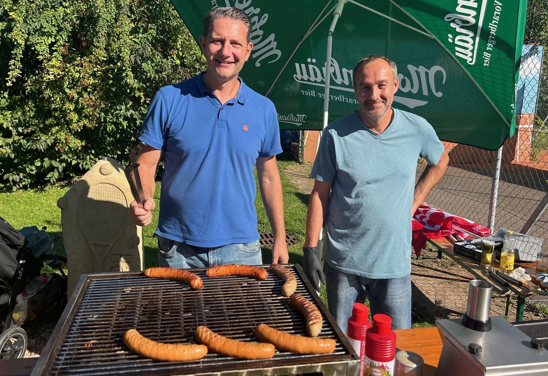 Andreas Hobel (li.) und Wolfgang Mangold sorgten am Finaltag für das leibliche Wohl.
